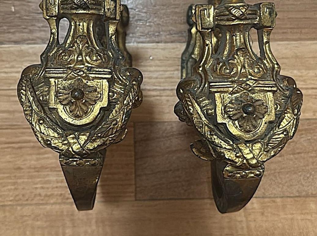 Paar französische Bronze-Vorhanghalterungen im Louis-XVI.-Stil, vergoldet und gemeißelt im Zustand „Gut“ im Angebot in Prato, Tuscany