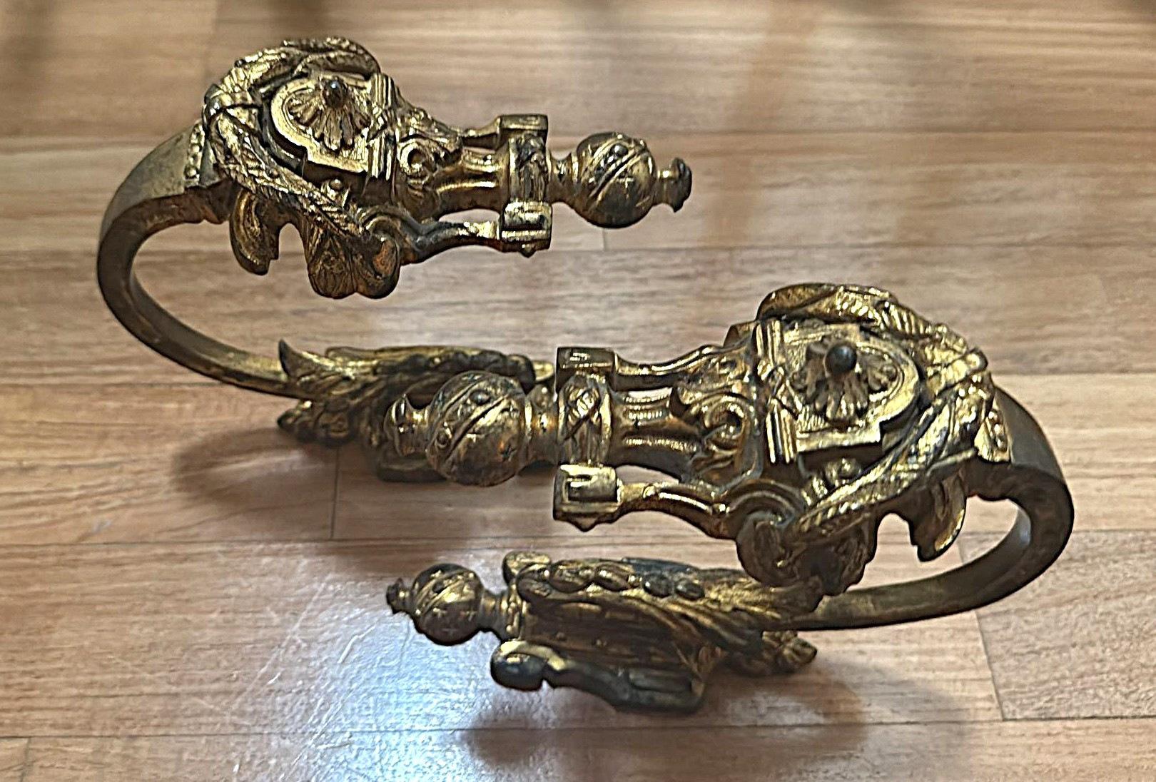 Paar französische Bronze-Vorhanghalterungen im Louis-XVI.-Stil, vergoldet und gemeißelt (18. Jahrhundert) im Angebot