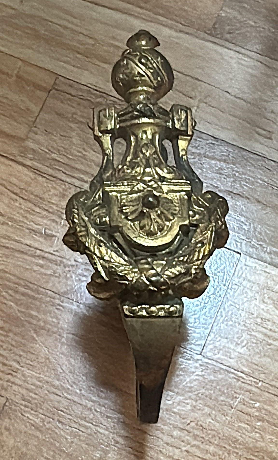 Paar französische Bronze-Vorhanghalterungen im Louis-XVI.-Stil, vergoldet und gemeißelt im Angebot 1