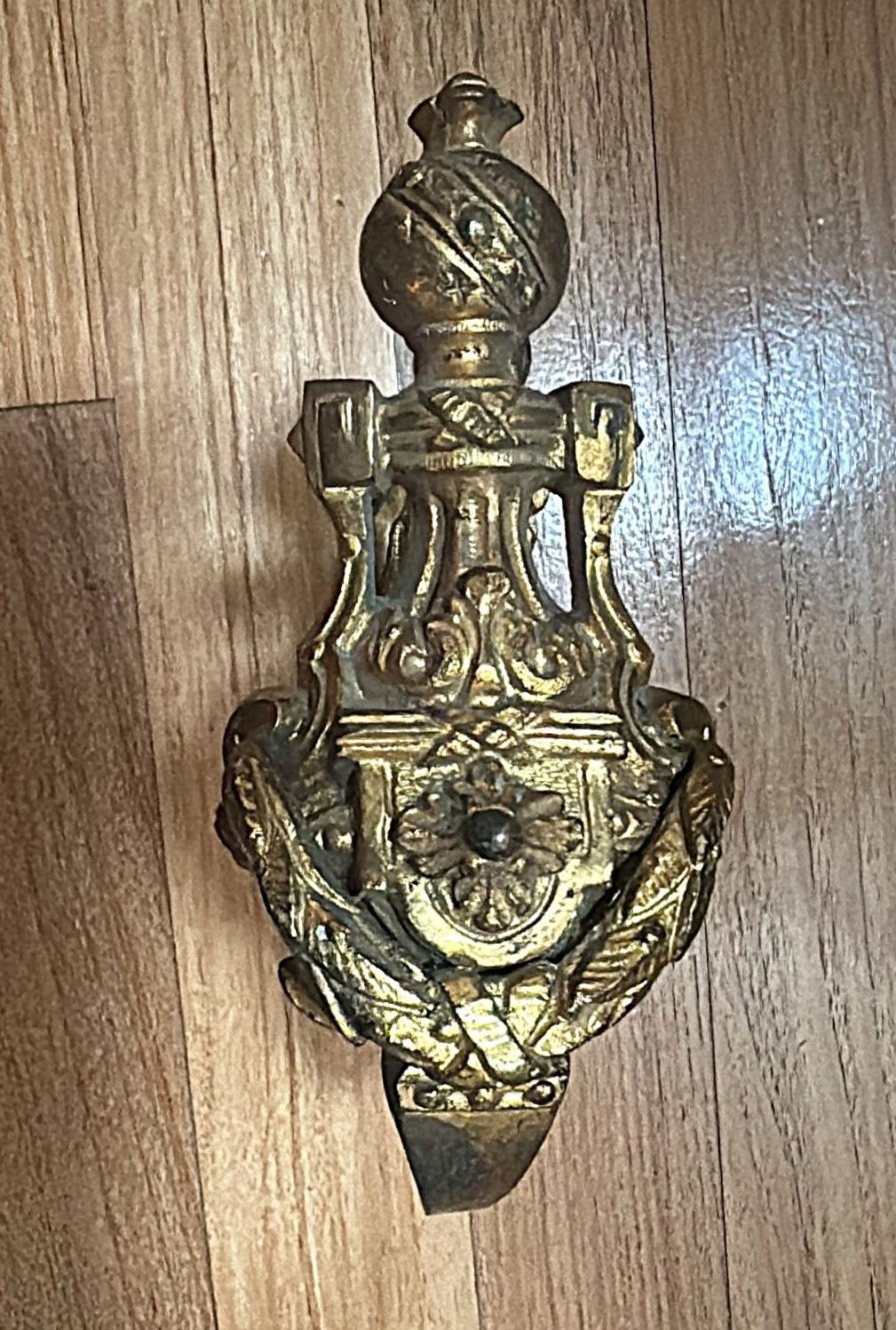 Paar französische Bronze-Vorhanghalterungen im Louis-XVI.-Stil, vergoldet und gemeißelt im Angebot 2