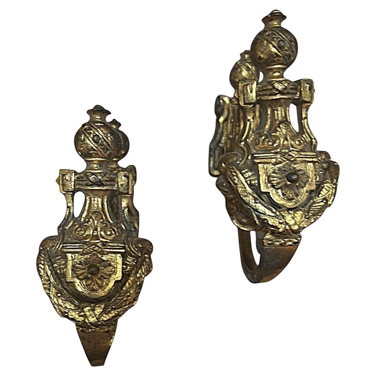 Paar französische Bronze-Vorhanghalterungen im Louis-XVI.-Stil, vergoldet und gemeißelt im Angebot