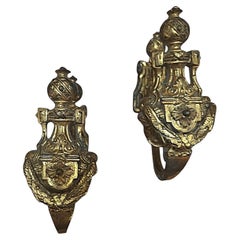 Paire de supports de rideaux en bronze français de style Louis XVI, dorés et ciselés