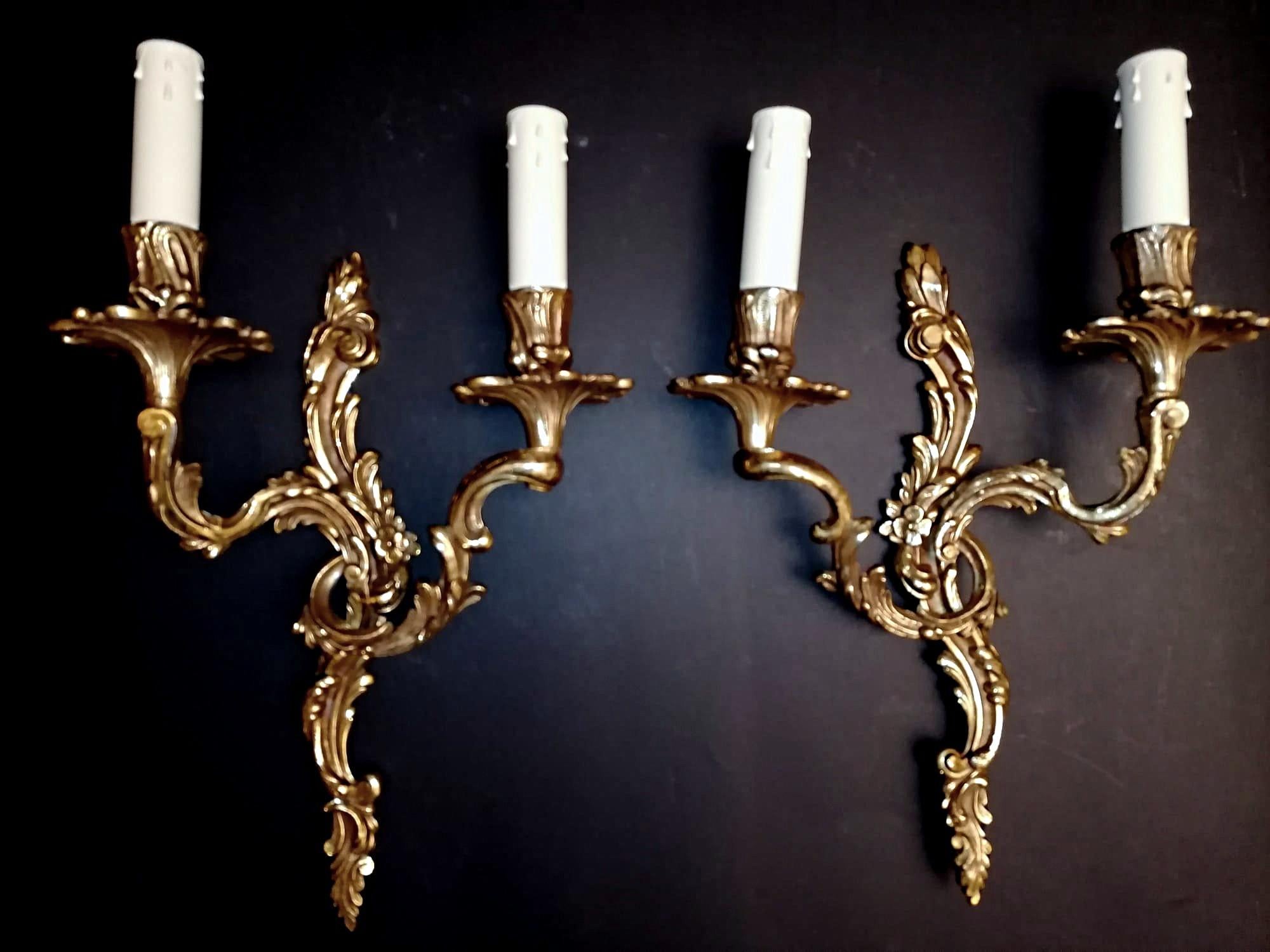 Louis XVI Style Pair of French Wall Sconces in Gilded and Chiseled Bronze For Sale 8