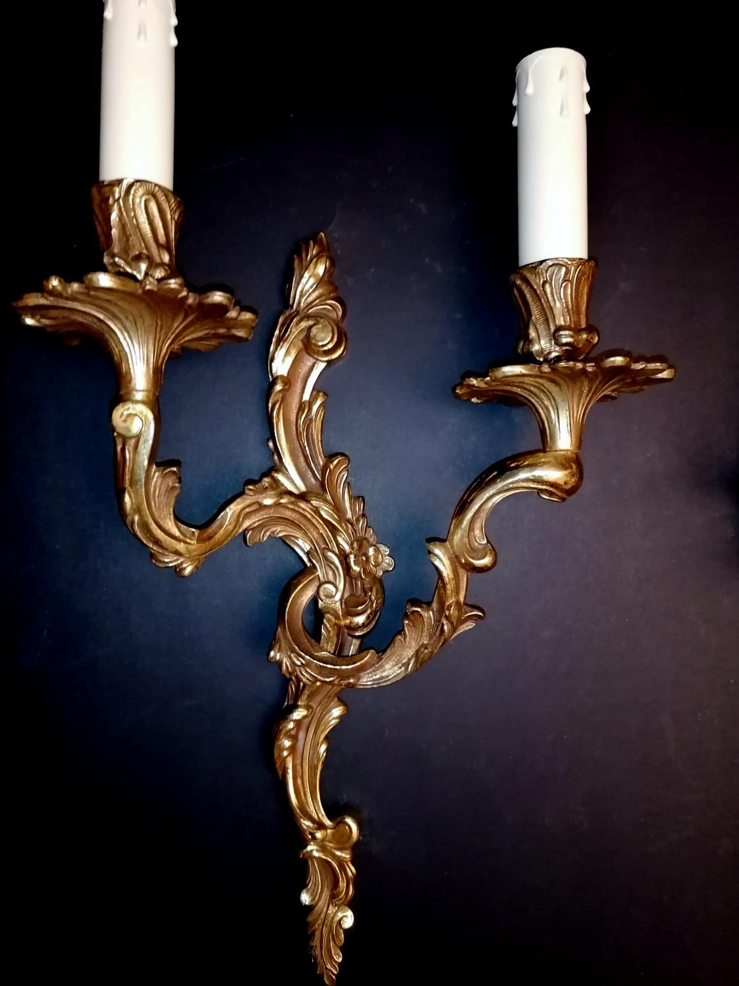 Paar französische Wandleuchter im Louis-XVI.-Stil aus vergoldeter und gemeißelter Bronze im Angebot 7