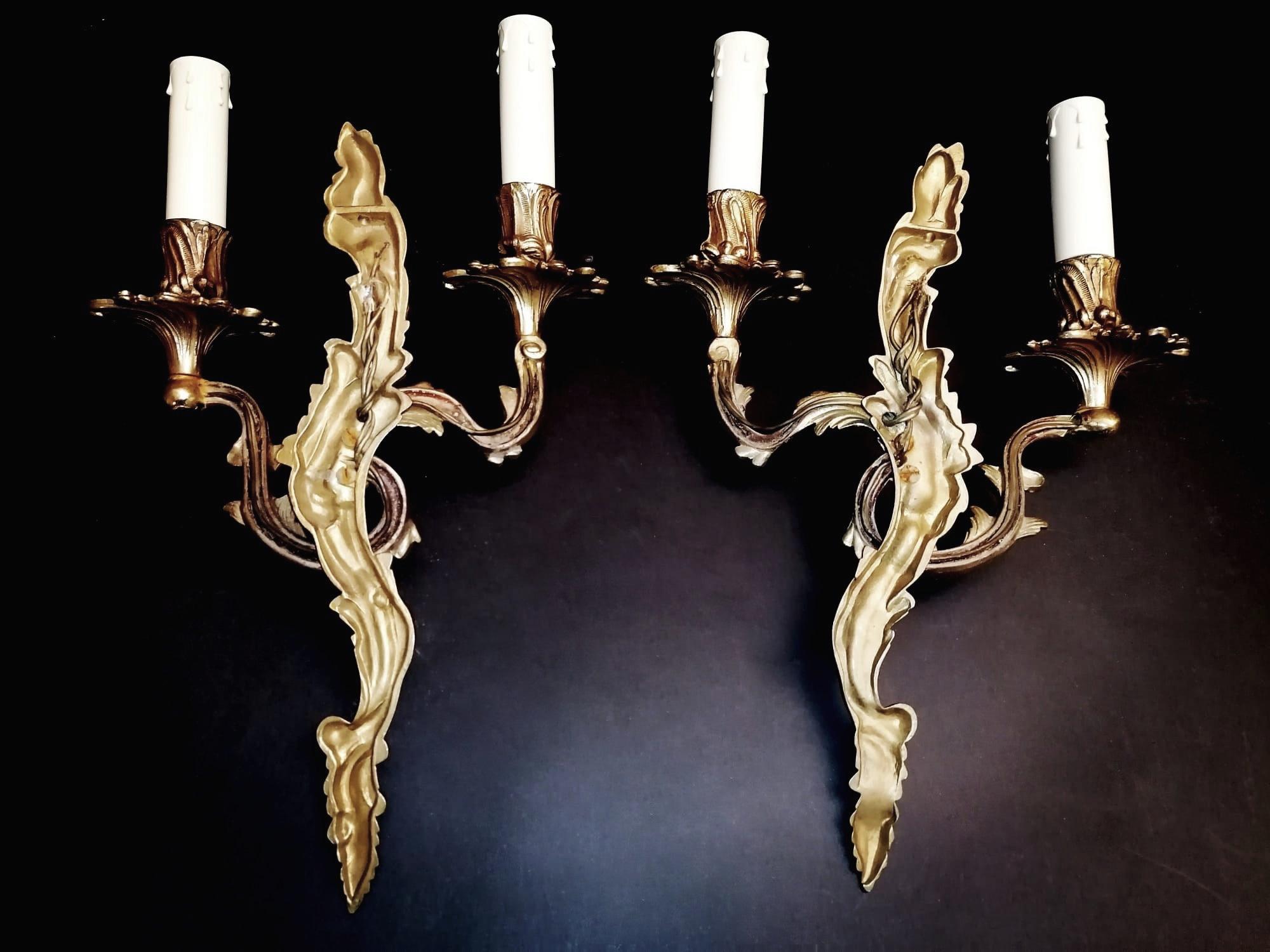 Louis XVI Style Pair of French Wall Sconces in Gilded and Chiseled Bronze For Sale 10