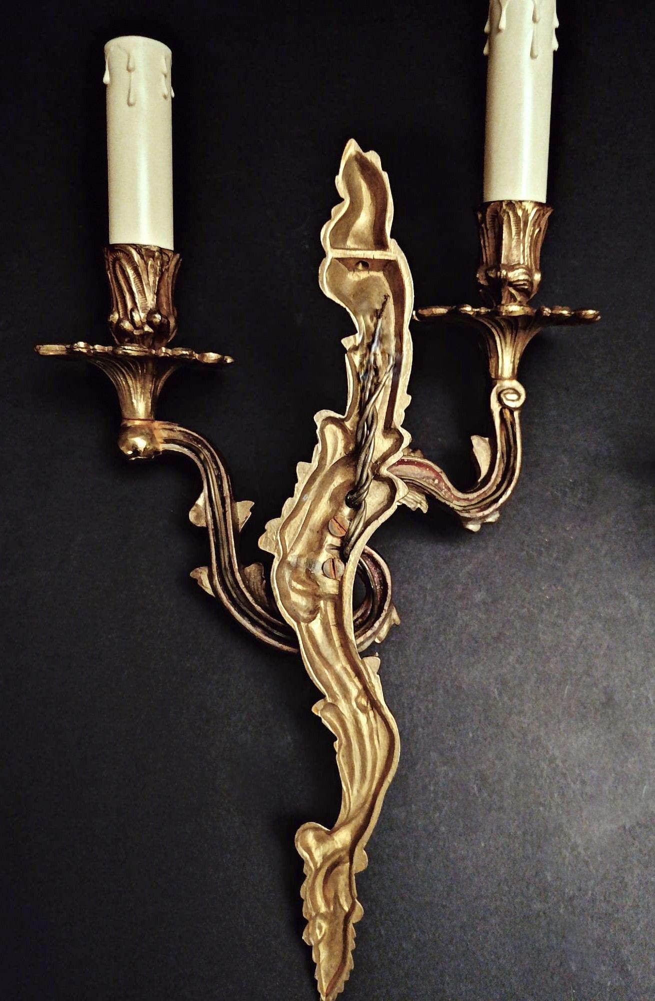 Louis XVI Style Pair of French Wall Sconces in Gilded and Chiseled Bronze For Sale 11