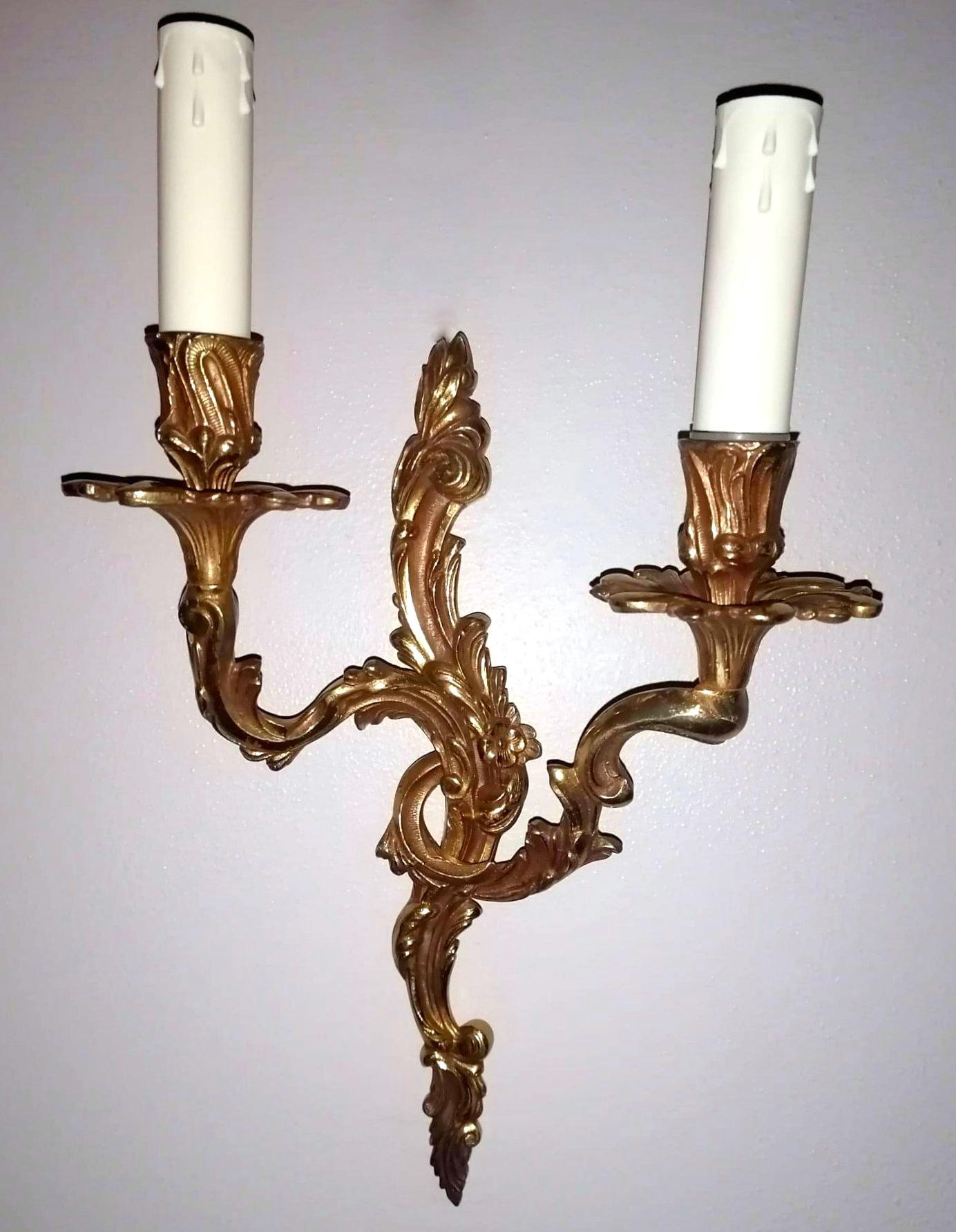 Louis XVI Style Pair of French Wall Sconces in Gilded and Chiseled Bronze In Good Condition For Sale In Prato, Tuscany