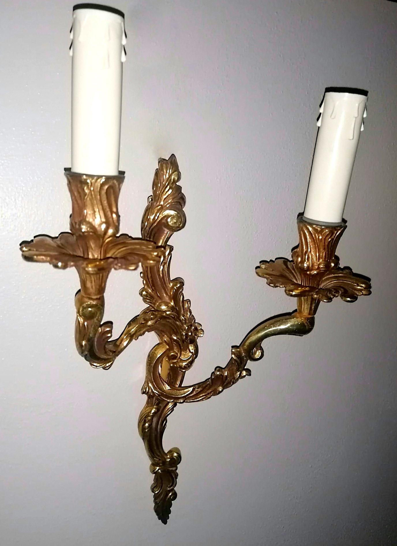 20th Century Louis XVI Style Pair of French Wall Sconces in Gilded and Chiseled Bronze For Sale