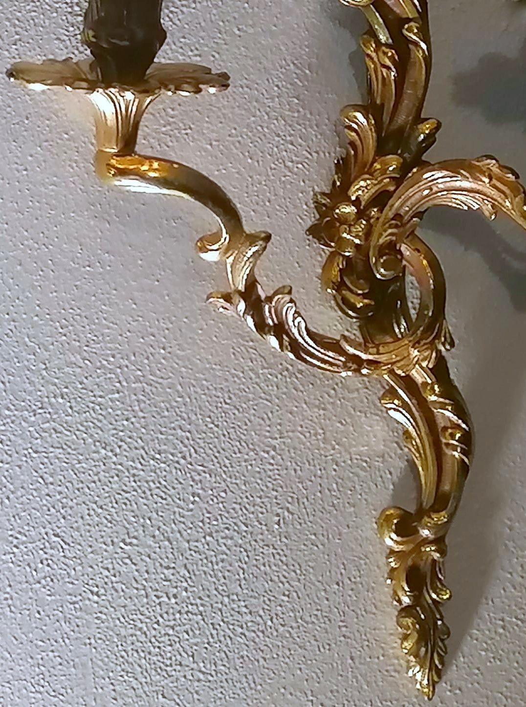 Louis XVI Style Pair of French Wall Sconces in Gilded and Chiseled Bronze For Sale 2