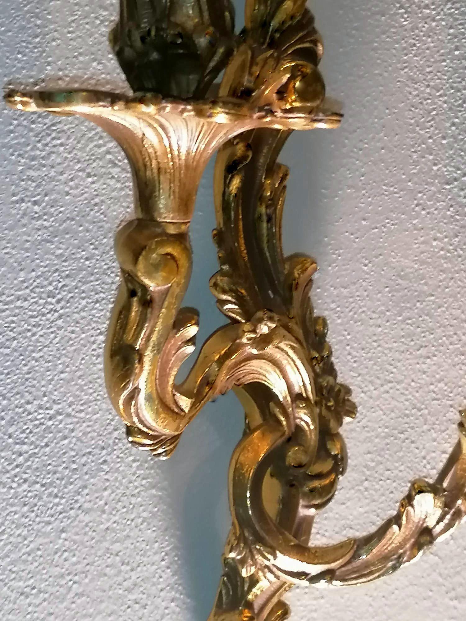Paar französische Wandleuchter im Louis-XVI.-Stil aus vergoldeter und gemeißelter Bronze im Angebot 1