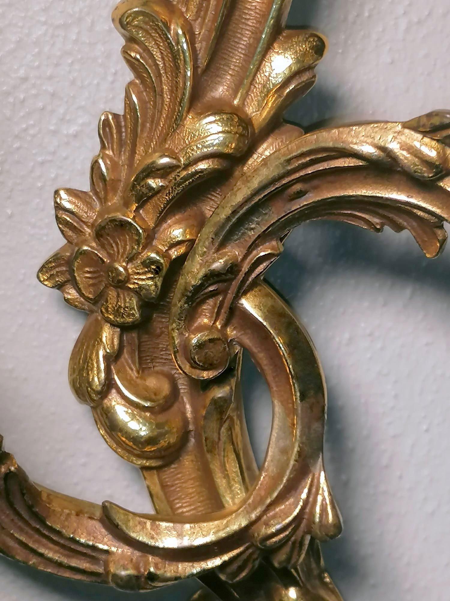 Paar französische Wandleuchter im Louis-XVI.-Stil aus vergoldeter und gemeißelter Bronze im Angebot 2