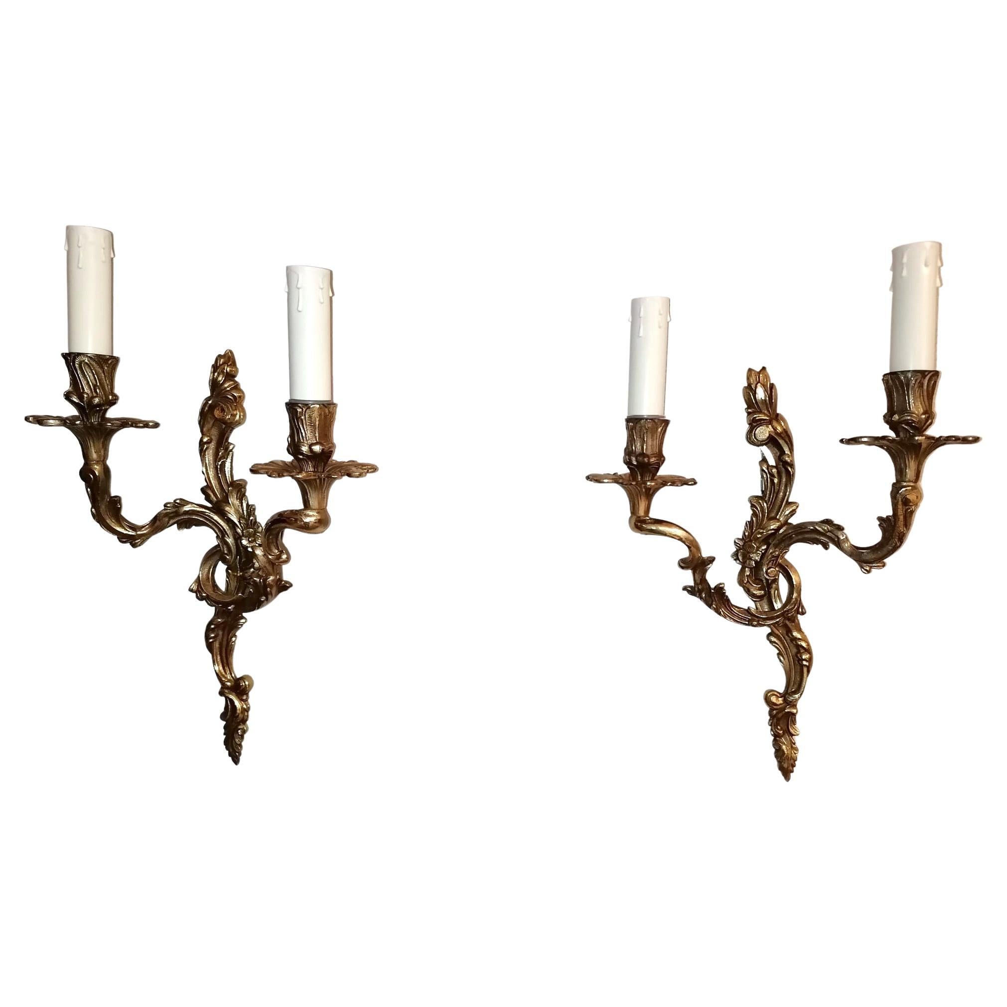 Louis XVI Style Pair of French Wall Sconces in Gilded and Chiseled Bronze For Sale