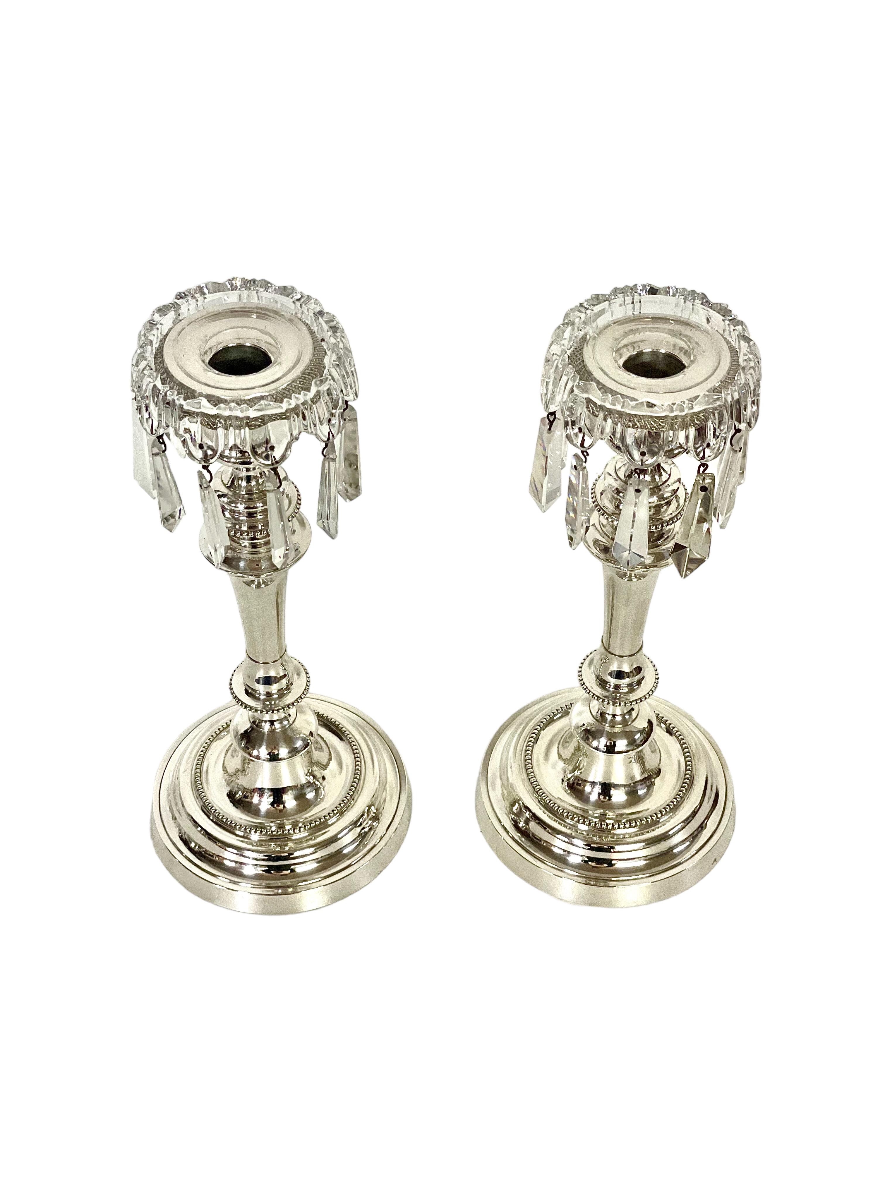 Ein sehr schönes Paar antiker versilberter Kerzenhalter im Louis-XVI-Stil aus dem 19. Jahrhundert, die jeweils mit einer Tropfschale aus geschliffenem Kristall und einem glitzernden Kranz aus Kristallquasten versehen sind. Die Kerzenhalter sind