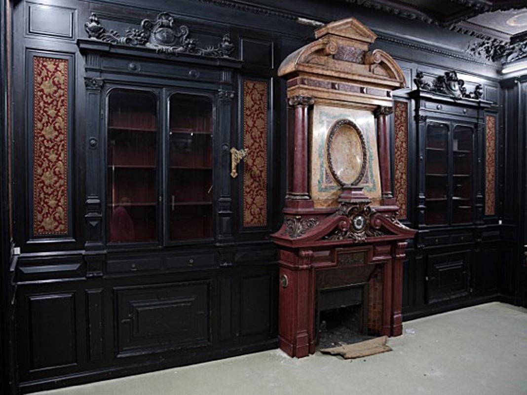 Seltenes getäfeltes Zimmer im Stil Napoleons III. aus geschwärztem Holz (gebeizte Buche) mit einem Kamin aus Stuck in Porphyrimitation.
Der Kamin, der den Mittelpunkt dieses getäfelten Raums bildet, ist auf seiner Tafel mit einer Uhr und