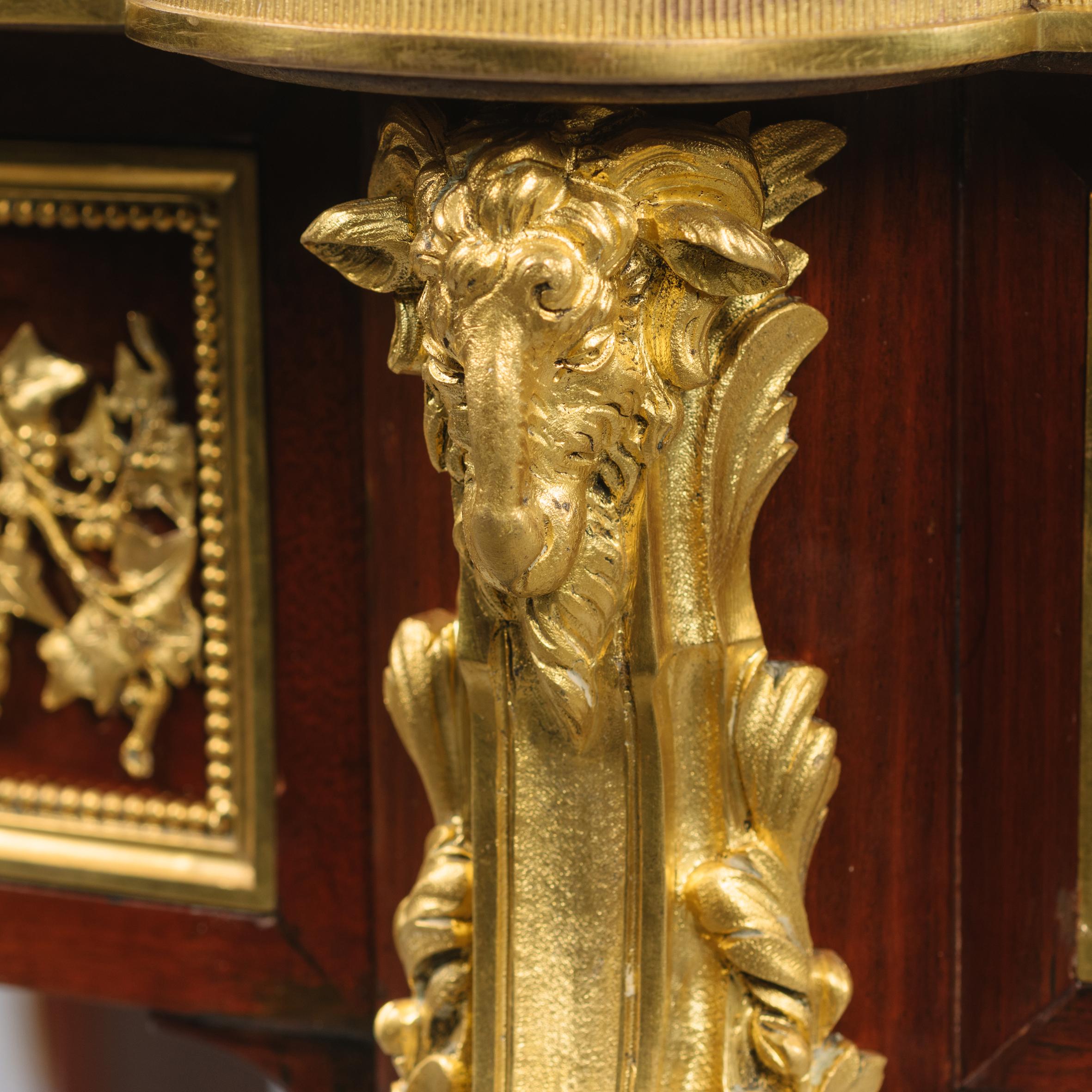 Parkett-Mitteltisch im Stil Louis XVI. mit Intarsien (Parkettarbeit) im Angebot