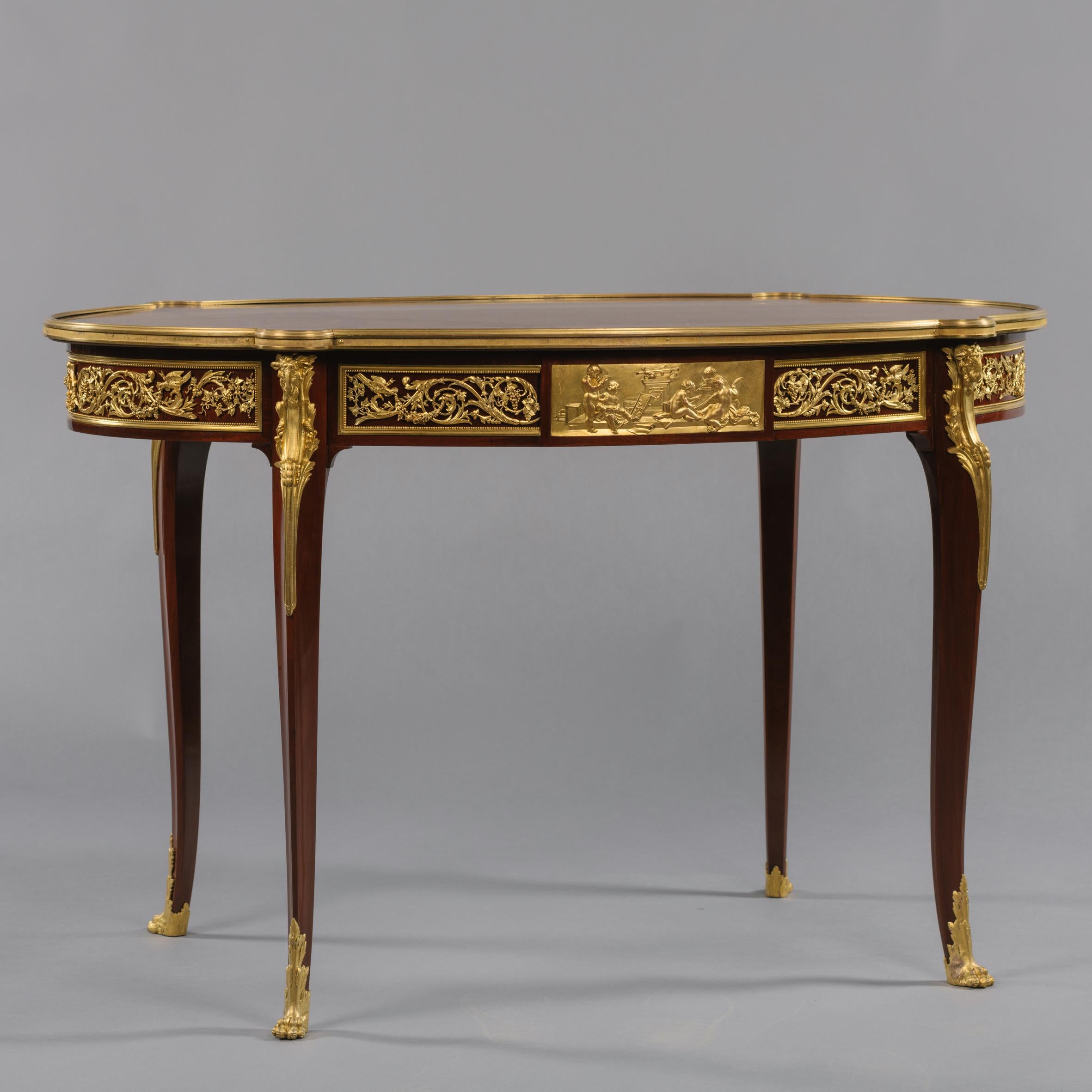 Parkett-Mitteltisch im Stil Louis XVI. mit Intarsien (Goldbronze) im Angebot