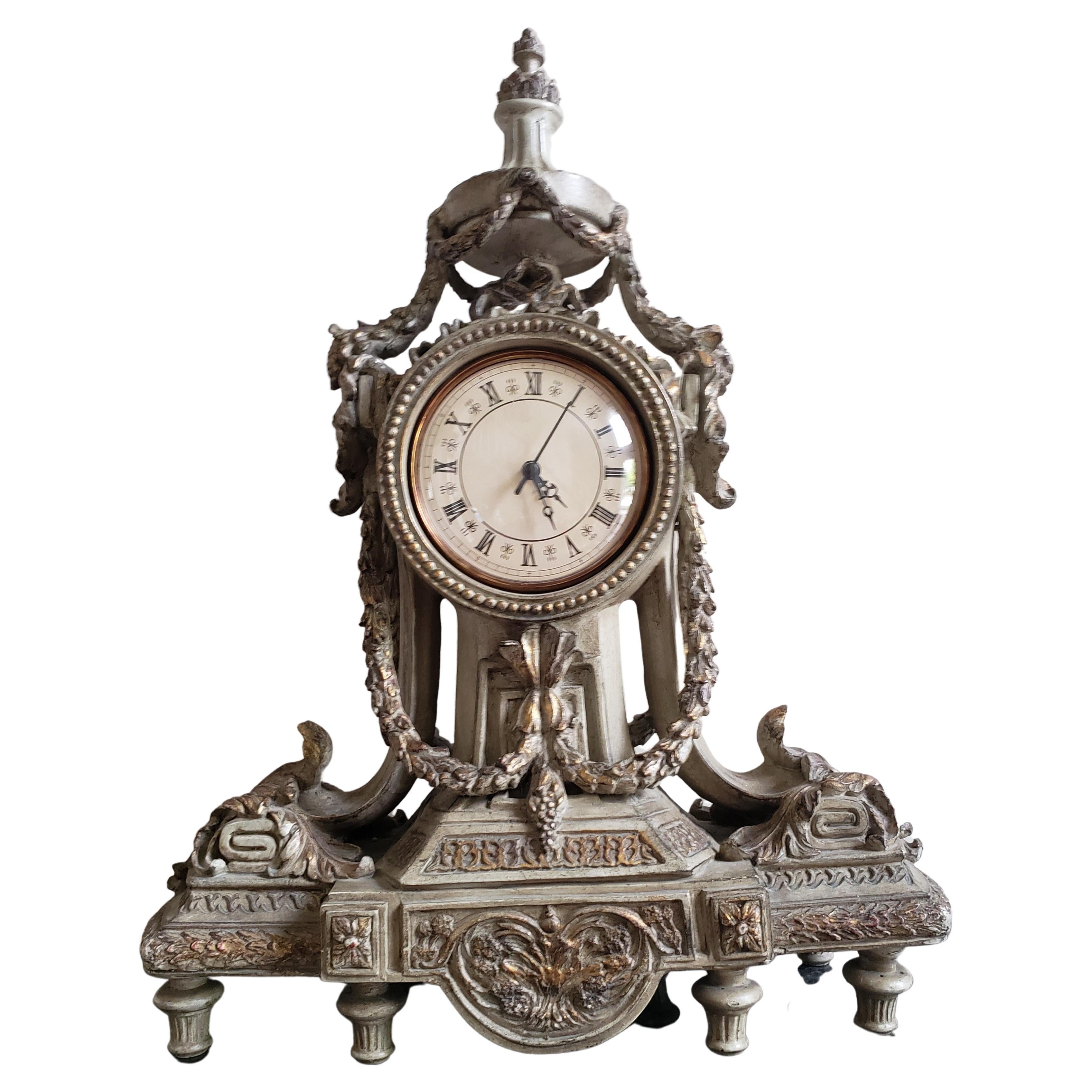 Horloge de style Louis XVI montée partiellement dorée en vente