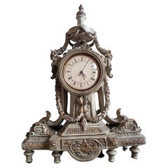 Horloge de style Louis XVI montée partiellement dorée