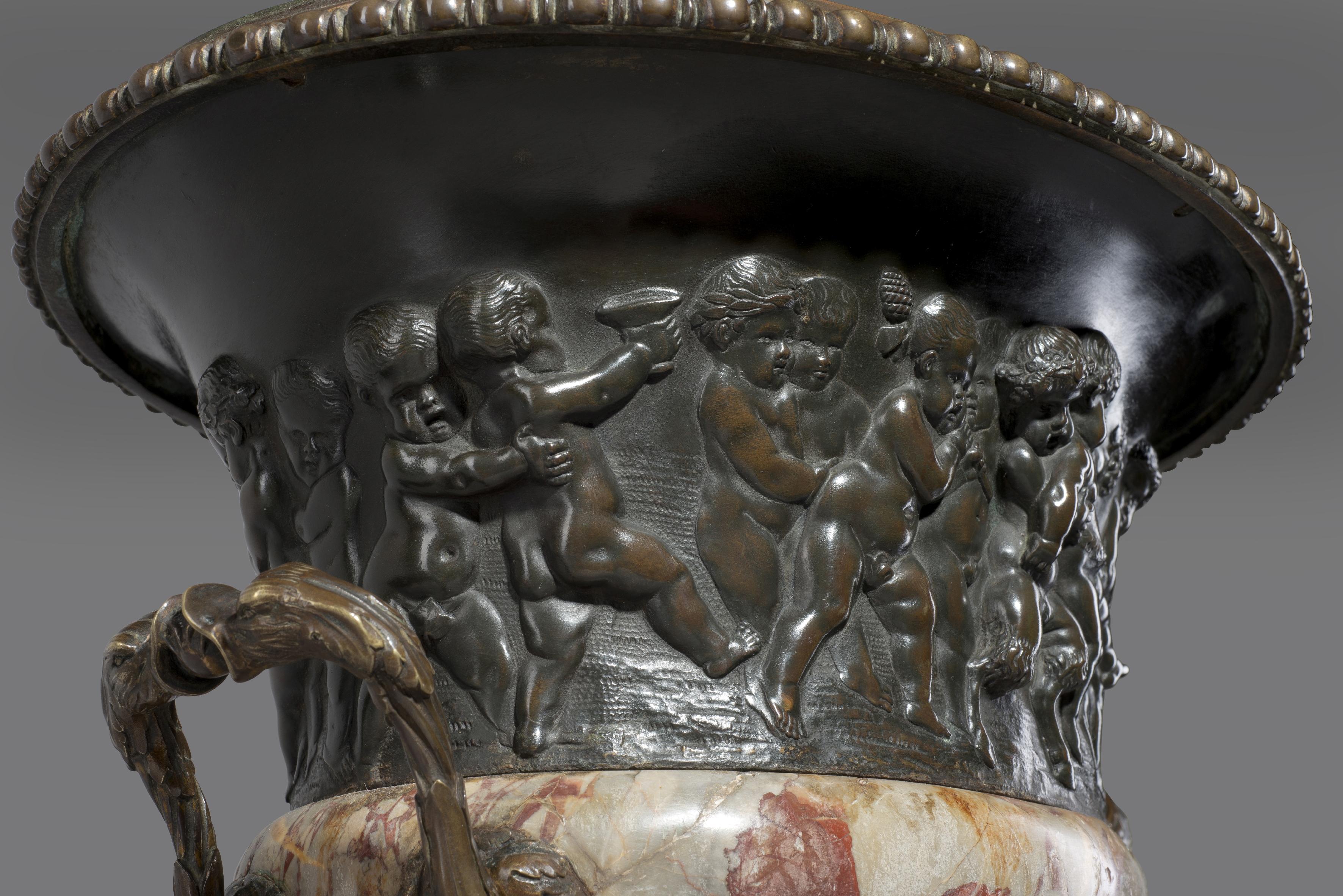 Jardinière aus patinierter Bronze und Marmor im Louis XVI.-Stil nach Clodion, um 1870 (Patiniert) im Angebot