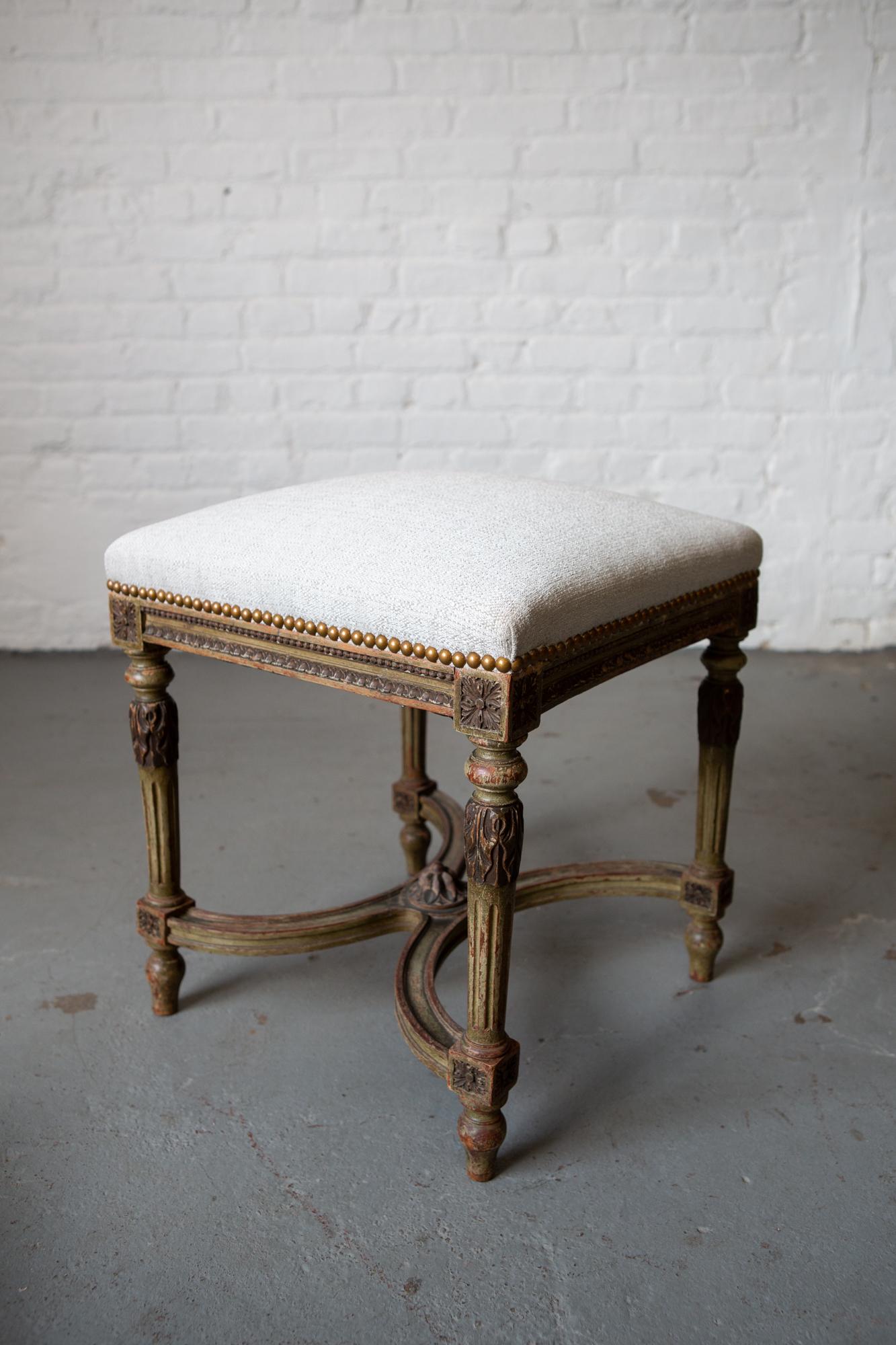 Tabouret de style Louis XVI en bois sculpté vert patiné en vente 1