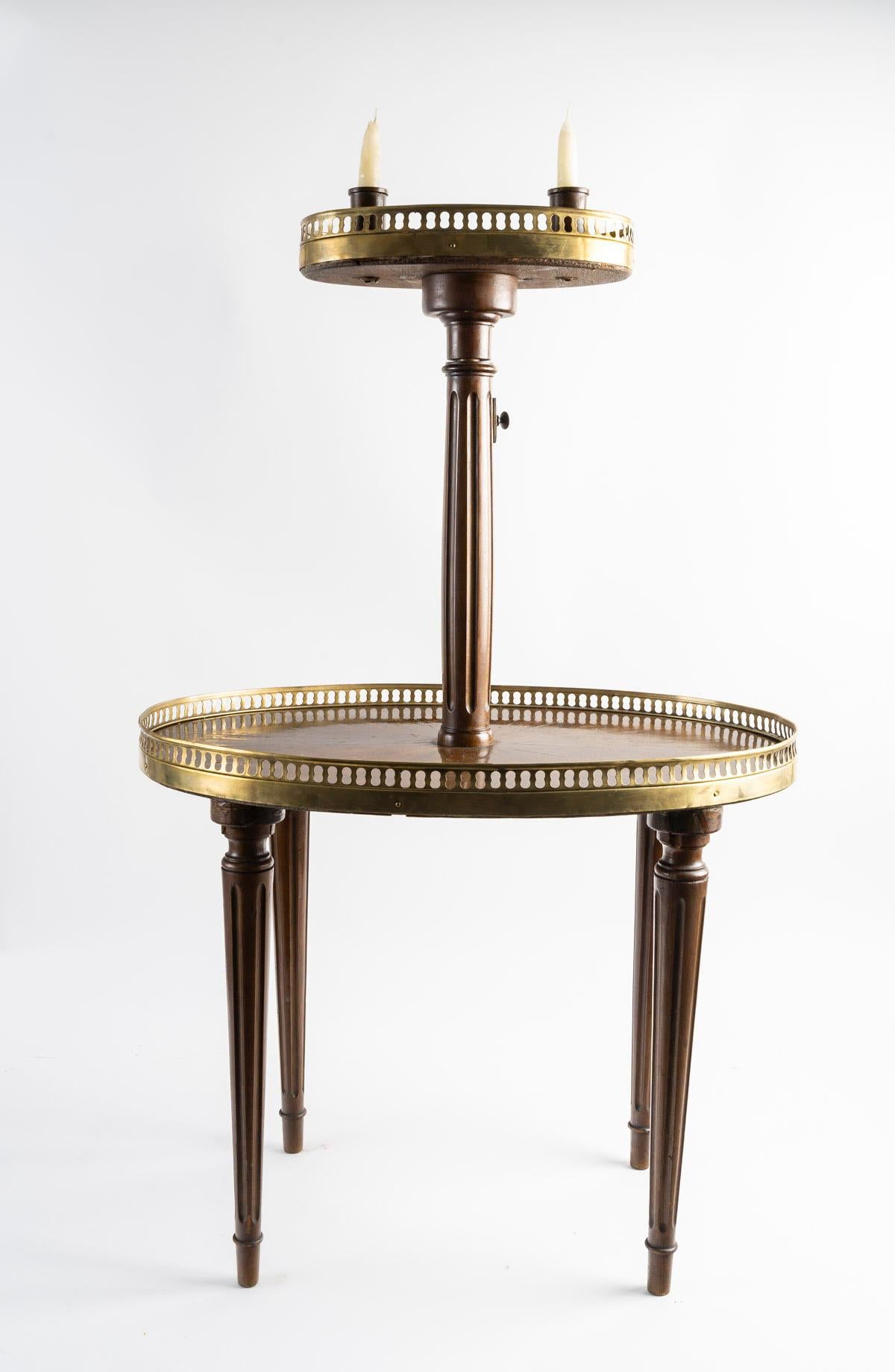 Louis XVI style pedestal table and end of sofa from the 19th century.

Louis XVI style two-tier pedestal table and end of sofa in veneered wood with brass gallery, the upper part forming two candlesticks on a height-adjustable foot.
H: 87cm, W: