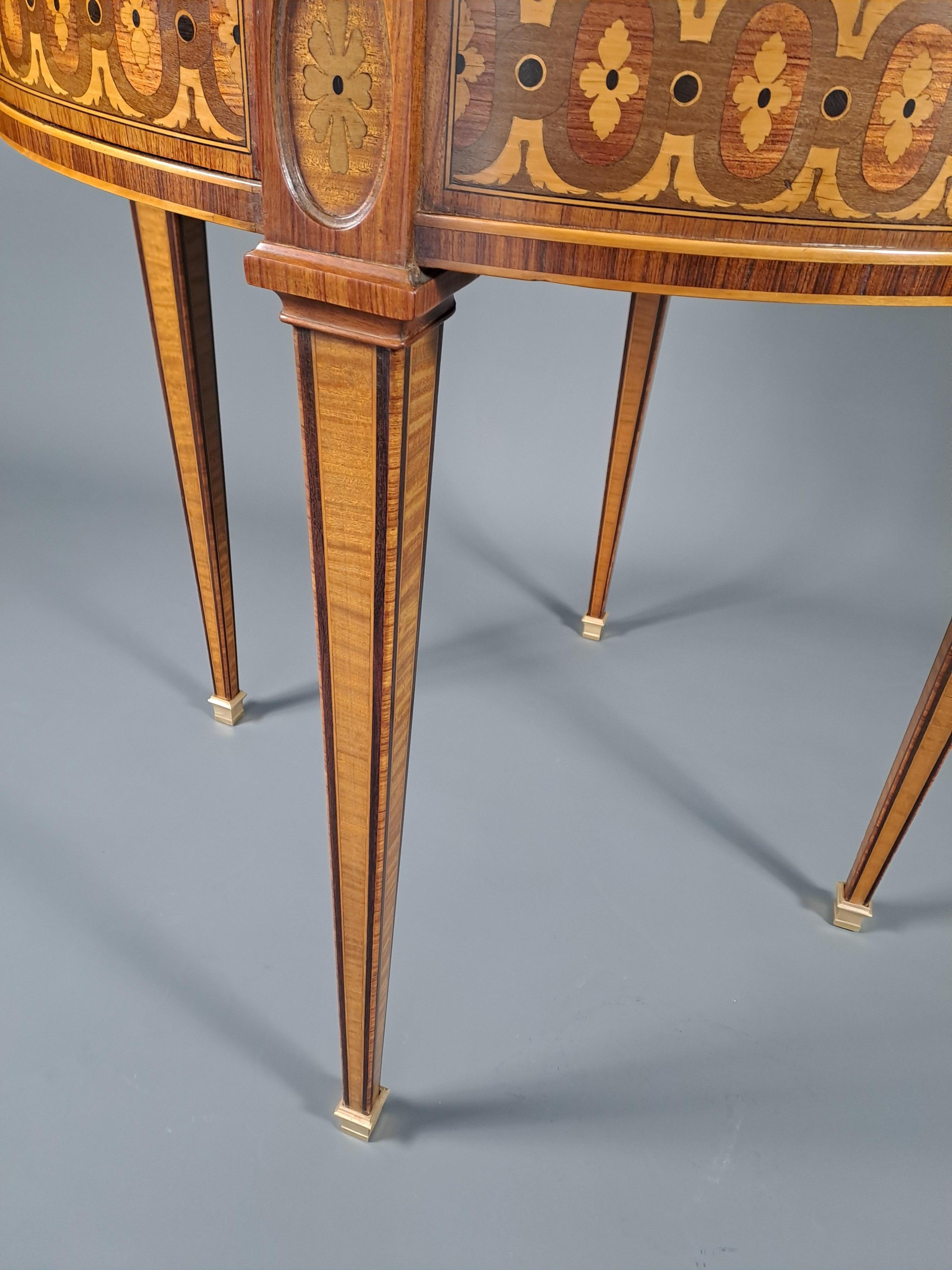 Louis XVI Style Pedestal Table In Quartefeuille Marquetry  For Sale 4