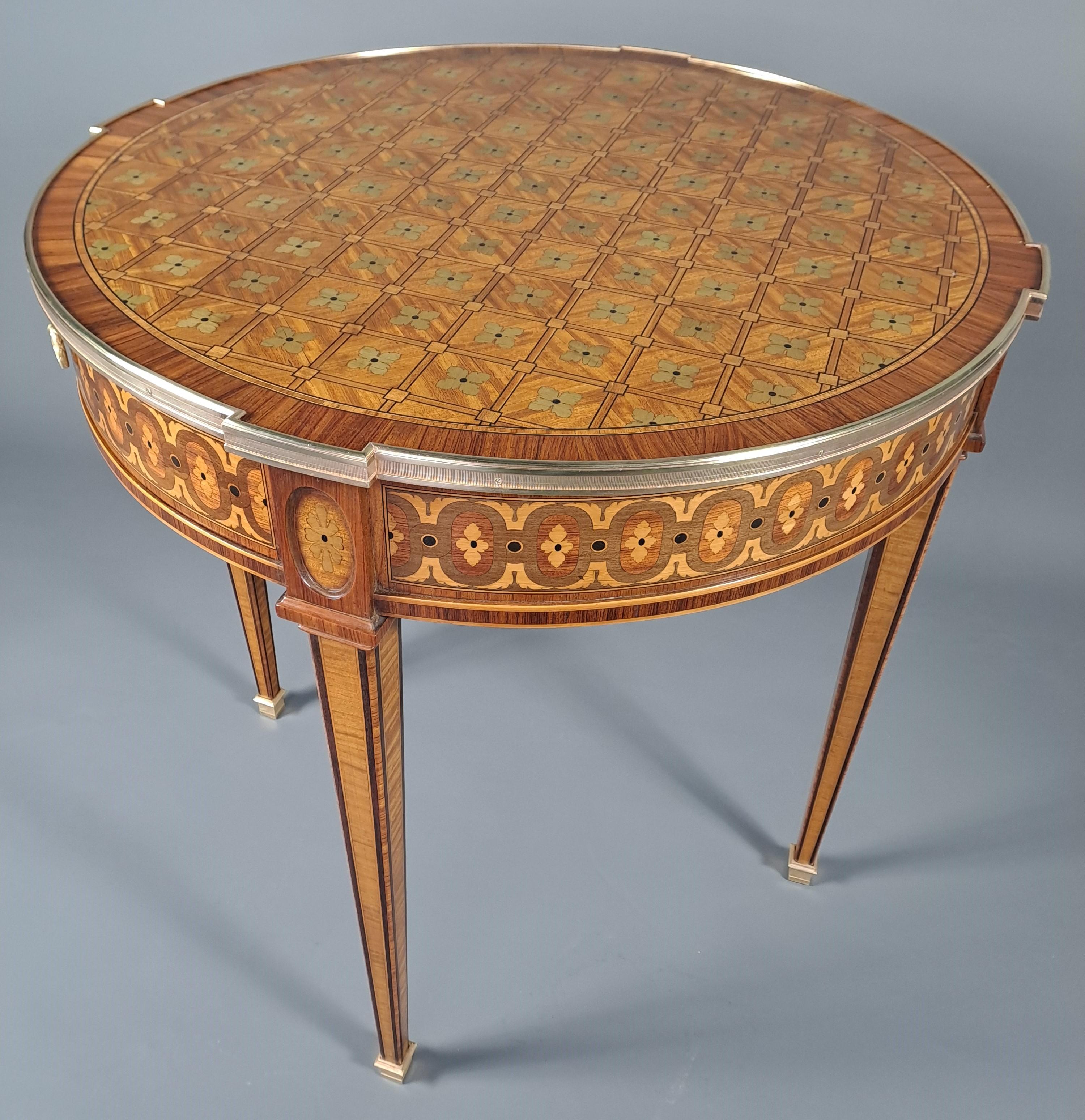 Louis XVI Style Pedestal Table In Quartefeuille Marquetry  For Sale 5