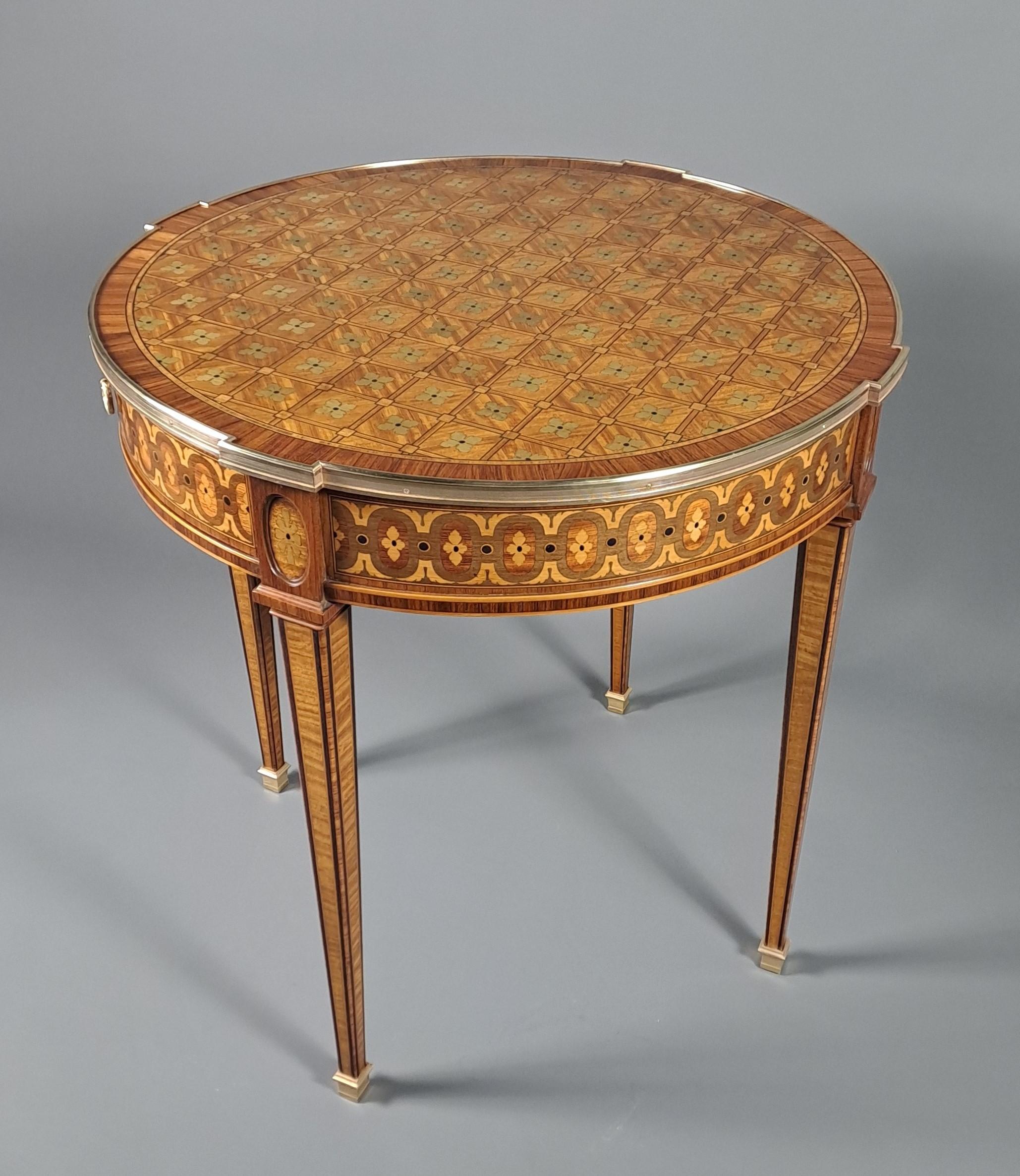 Louis XVI Style Pedestal Table In Quartefeuille Marquetry  In Excellent Condition For Sale In BARSAC, FR