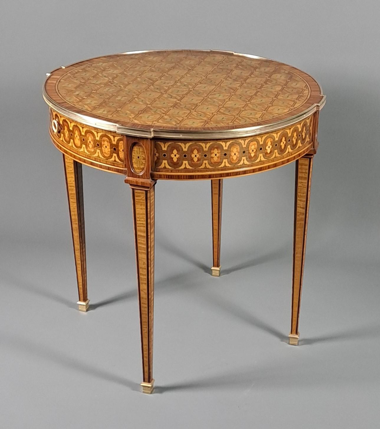 19th Century Louis XVI Style Pedestal Table In Quartefeuille Marquetry  For Sale