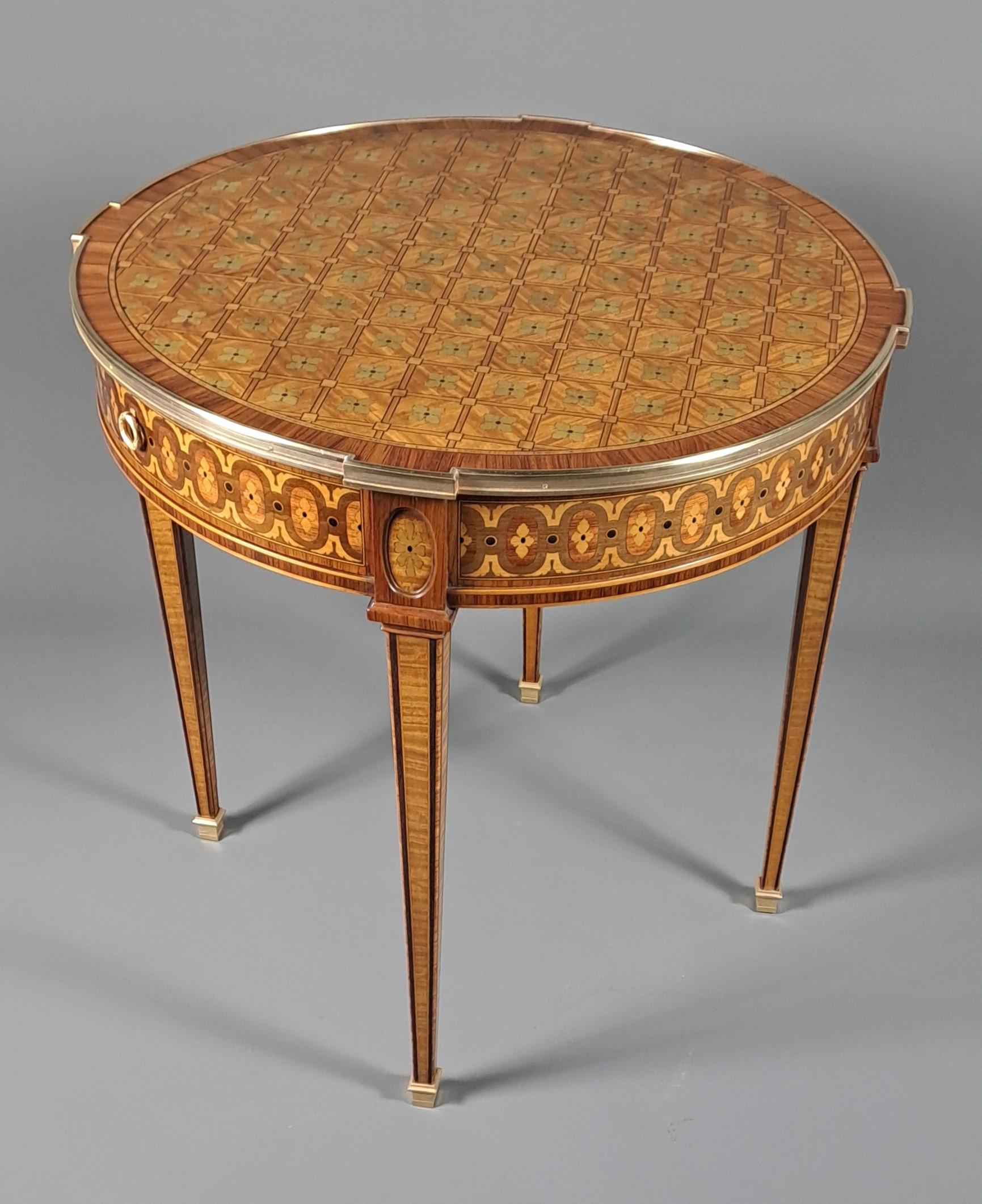 Louis XVI Style Pedestal Table In Quartefeuille Marquetry  For Sale 1