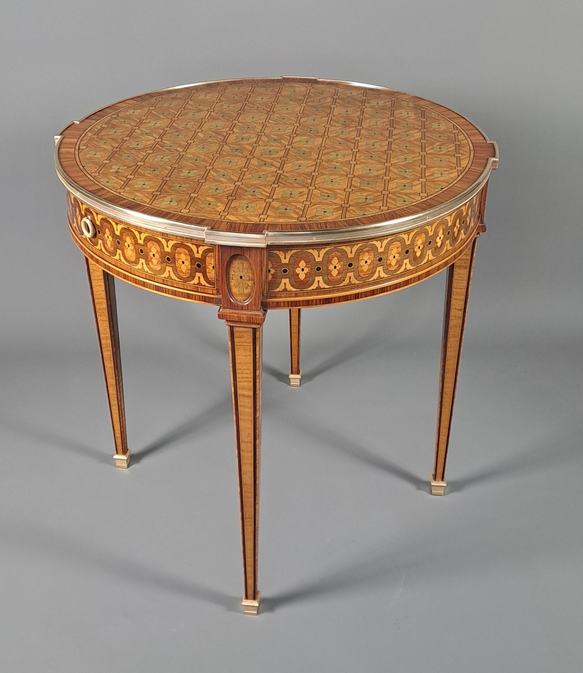 Louis XVI Style Pedestal Table In Quartefeuille Marquetry  For Sale 2