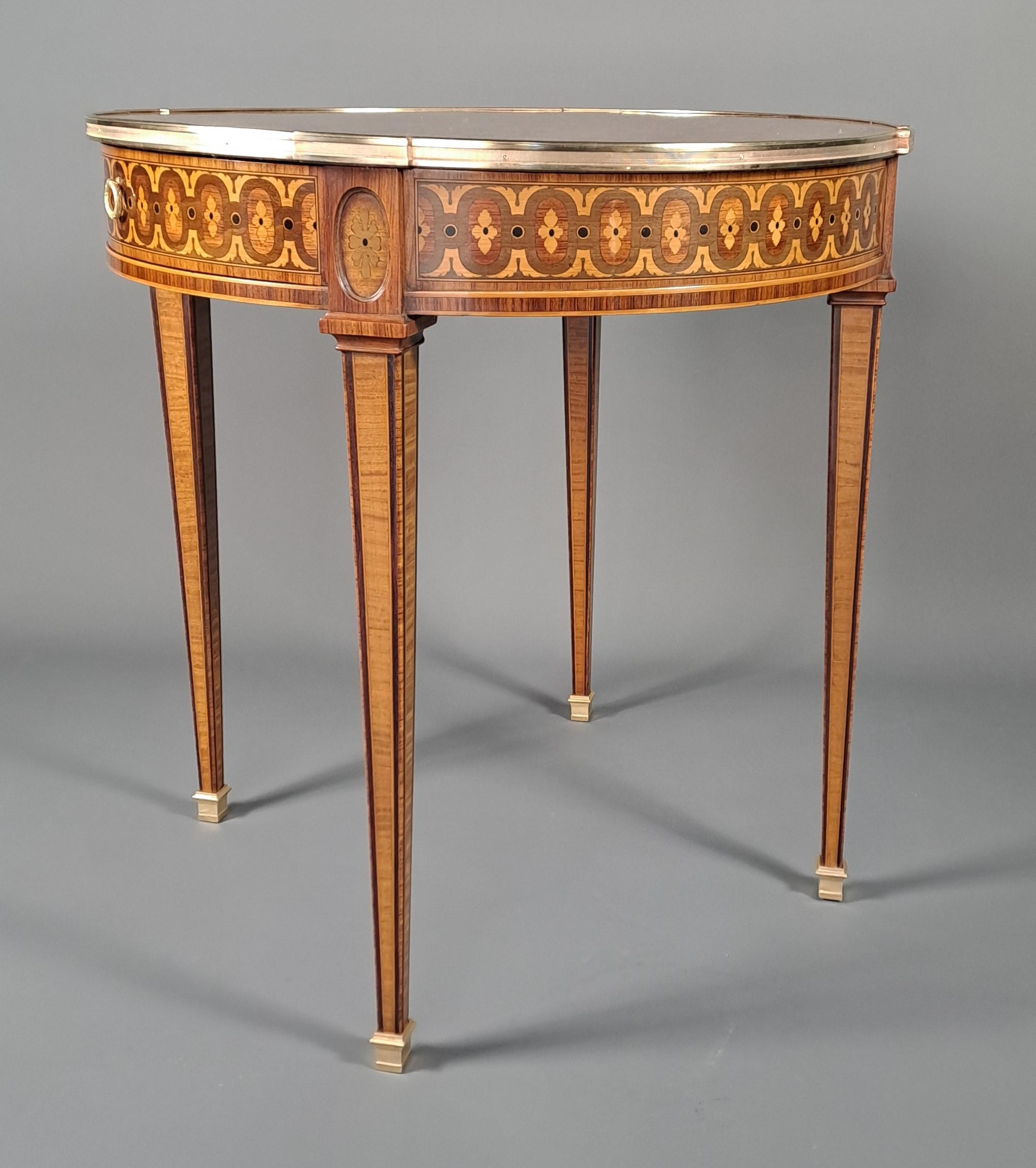 Louis XVI Style Pedestal Table In Quartefeuille Marquetry  For Sale 3