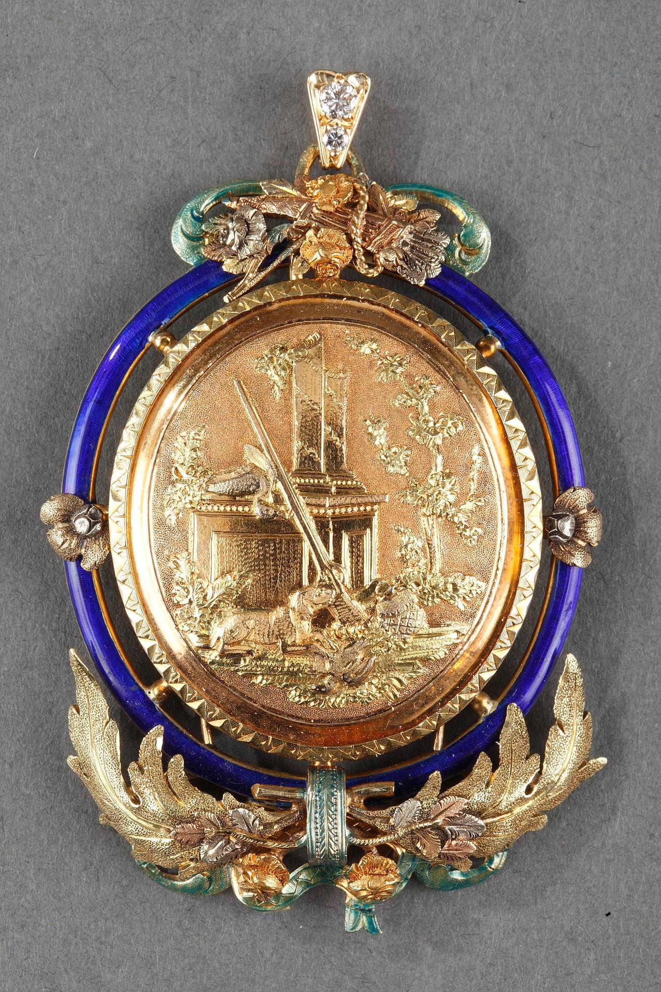 The Louis XVI style gold pendant is composed with medallion representing ruins. At the foot of a column, a dog near a rifle waits for the return of his master. The patterns stand out against an amati gold background. The medallion is framed by a net