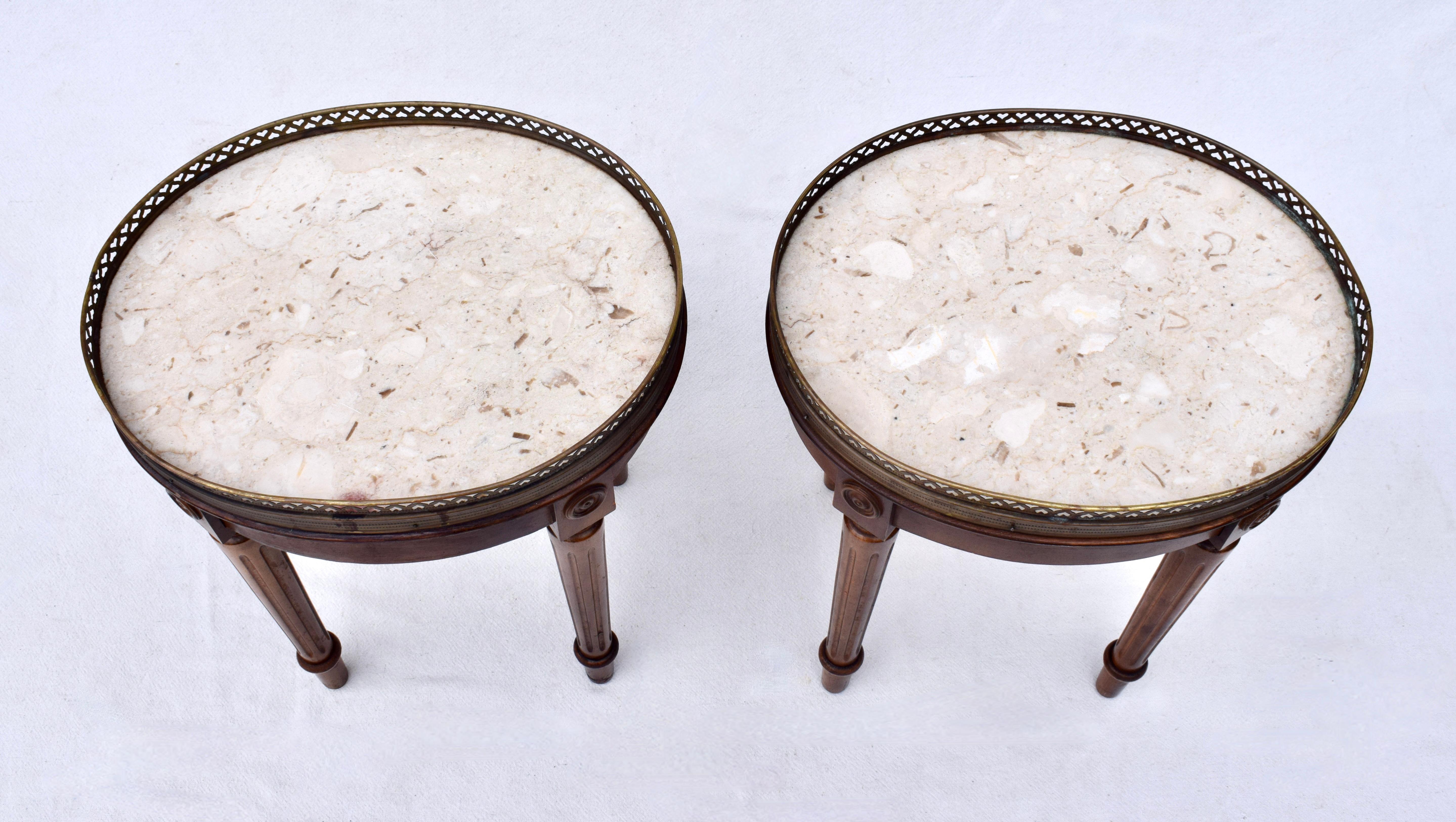 Ein Paar Beistelltische im Louis-Xvi-Stil mit dicken Marmorplatten und durchbrochenen Messing-Galerie-Einfassungen.  Kleinere Größe und erhebliches Gewicht; Mitte 20.