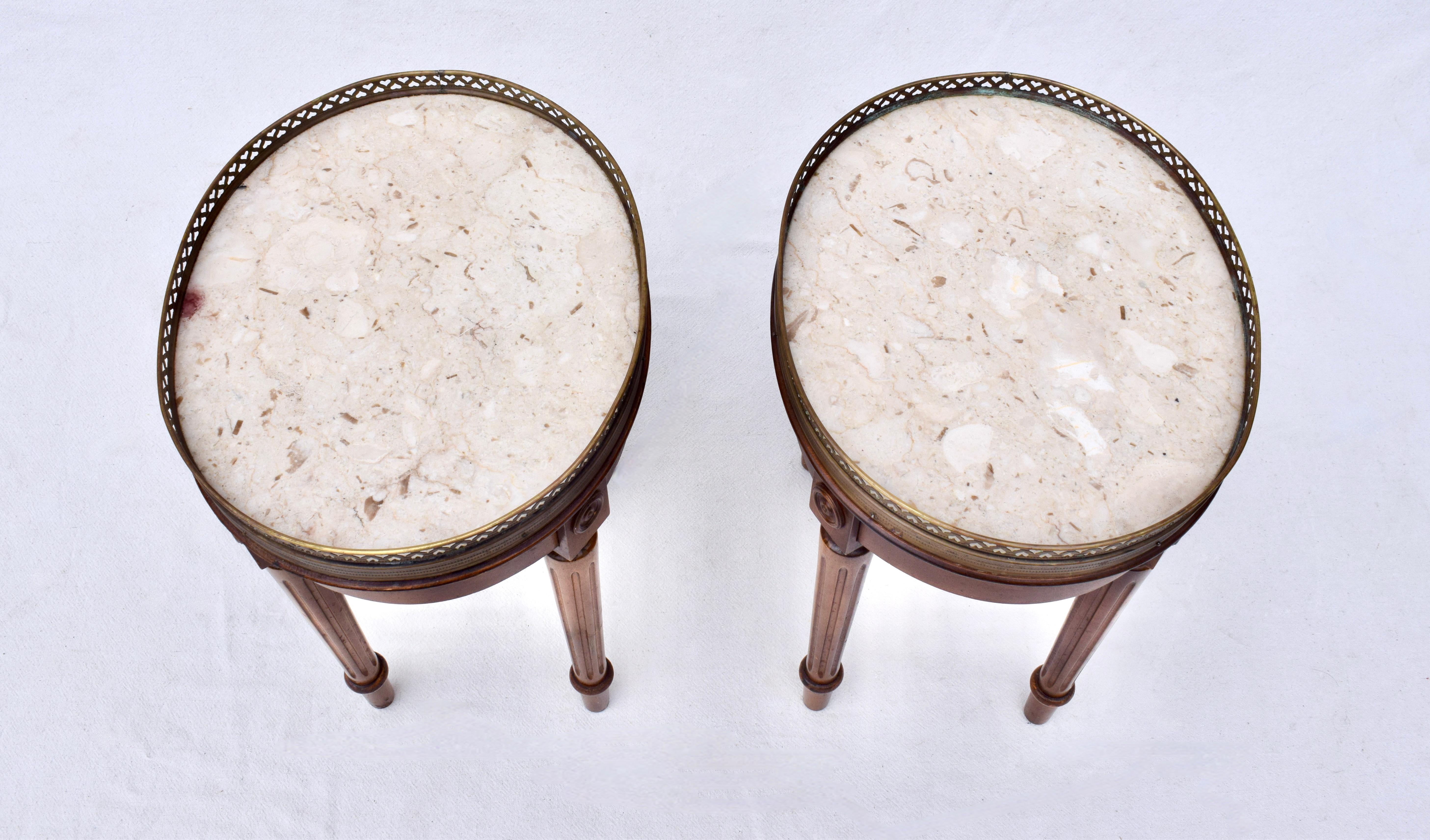 Beistelltische im Louis Xvi-Stil mit Petit Bouillotte-Marmorplatte (amerikanisch) im Angebot