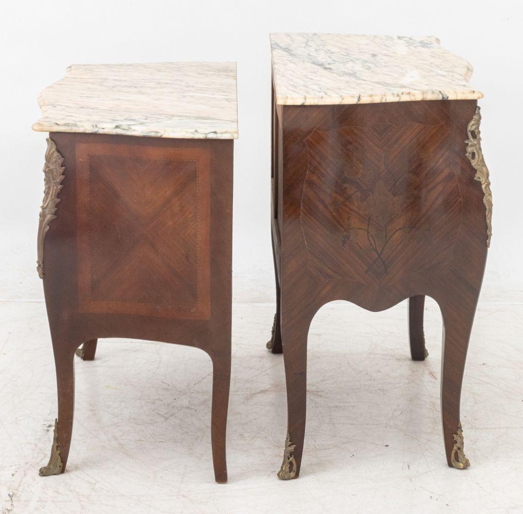 Louis XVI Stil Rosa Marmorplatte Bombe Kommode, 2 (Louis XVI.) im Angebot