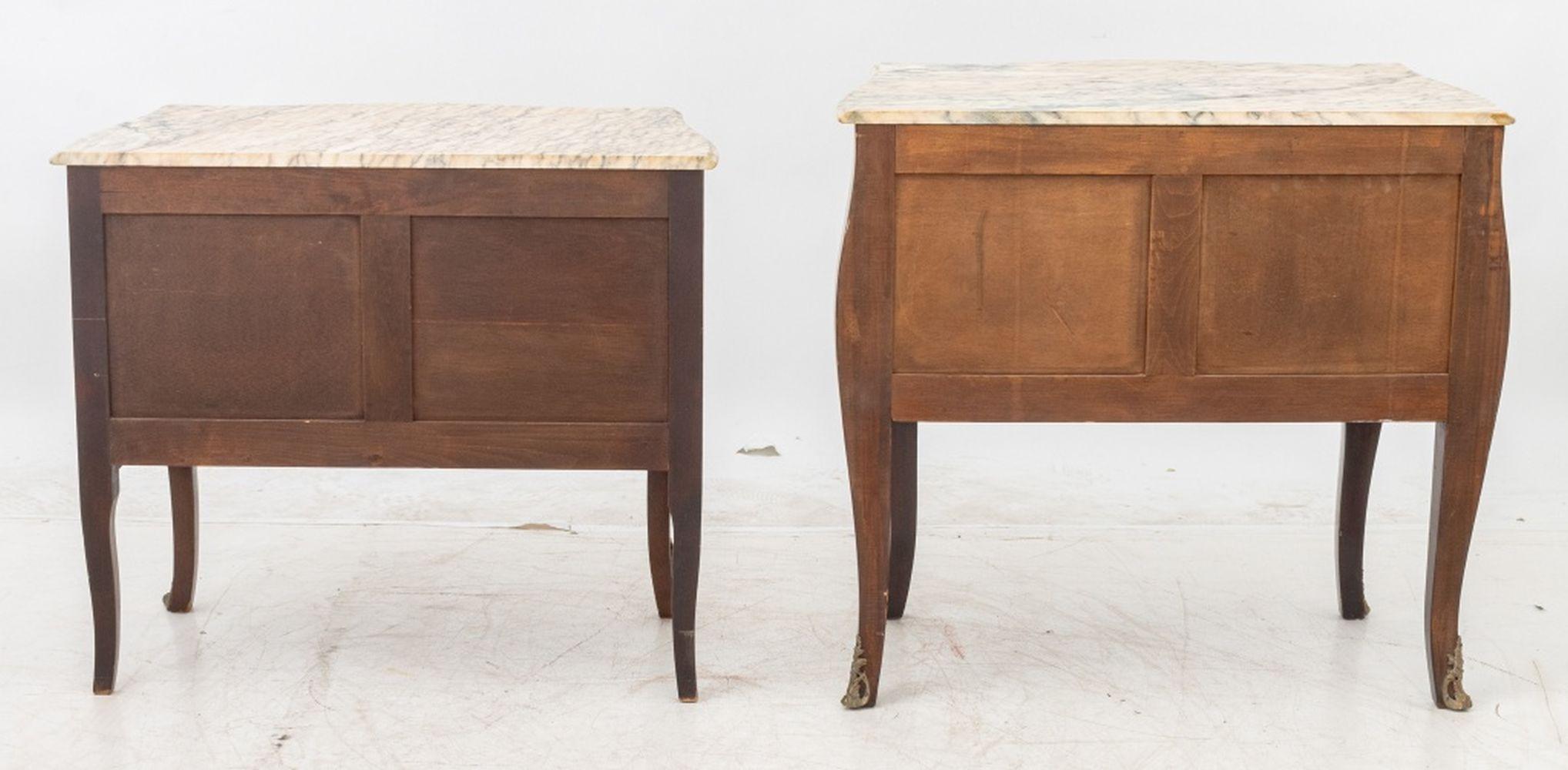 Louis XVI Stil Rosa Marmorplatte Bombe Kommode, 2 im Zustand „Gut“ im Angebot in Astoria, NY