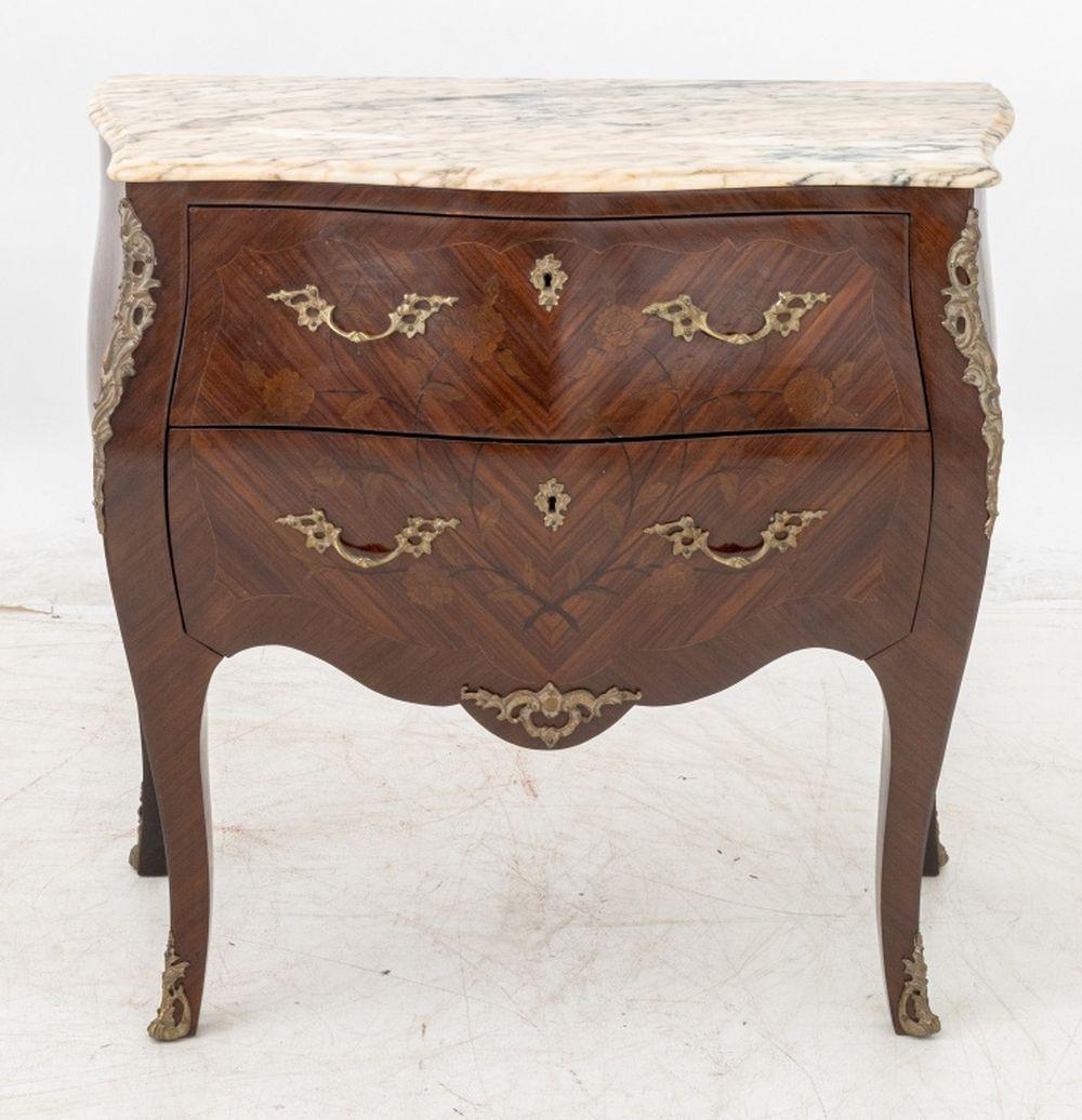 Louis XVI Stil Rosa Marmorplatte Bombe Kommode, 2 (20. Jahrhundert) im Angebot
