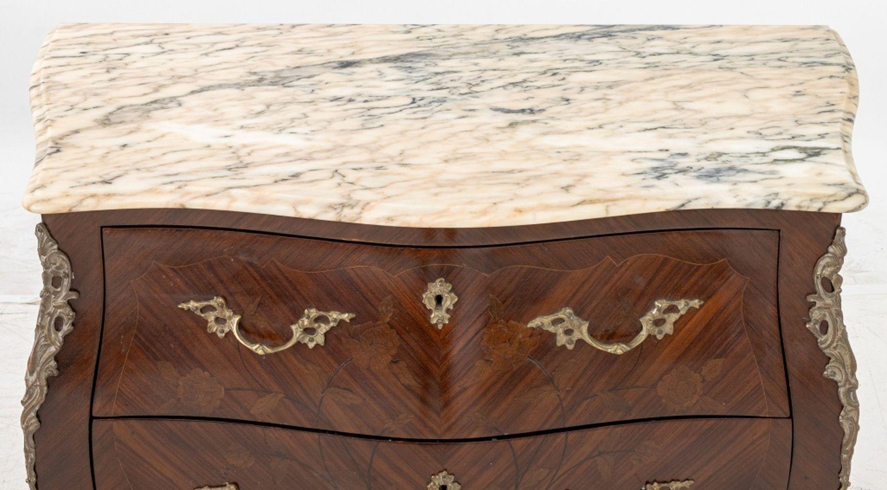 Louis XVI Stil Rosa Marmorplatte Bombe Kommode, 2 (Metall) im Angebot