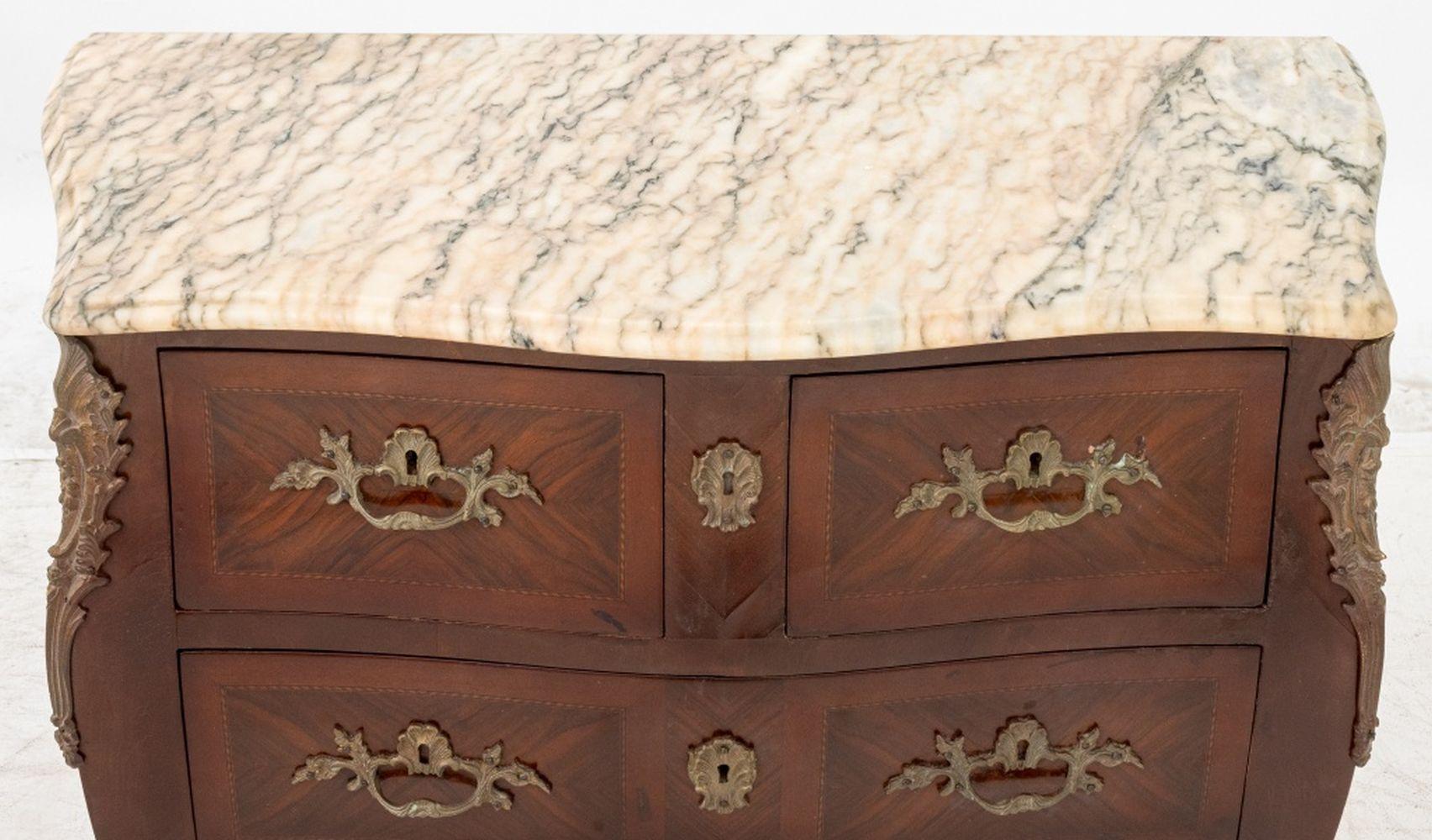 Louis XVI Stil Rosa Marmorplatte Bombe Kommode, 2 im Angebot 3