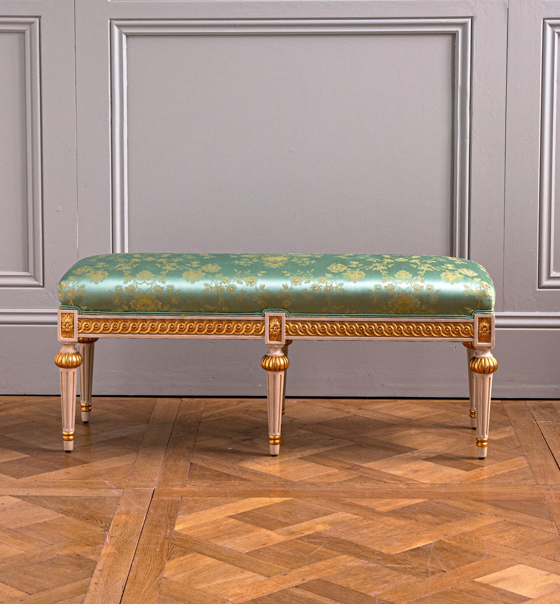 Banco de estilo Luis XVI policromado y dorado Parcela fabricado por La Maison London en venta 6