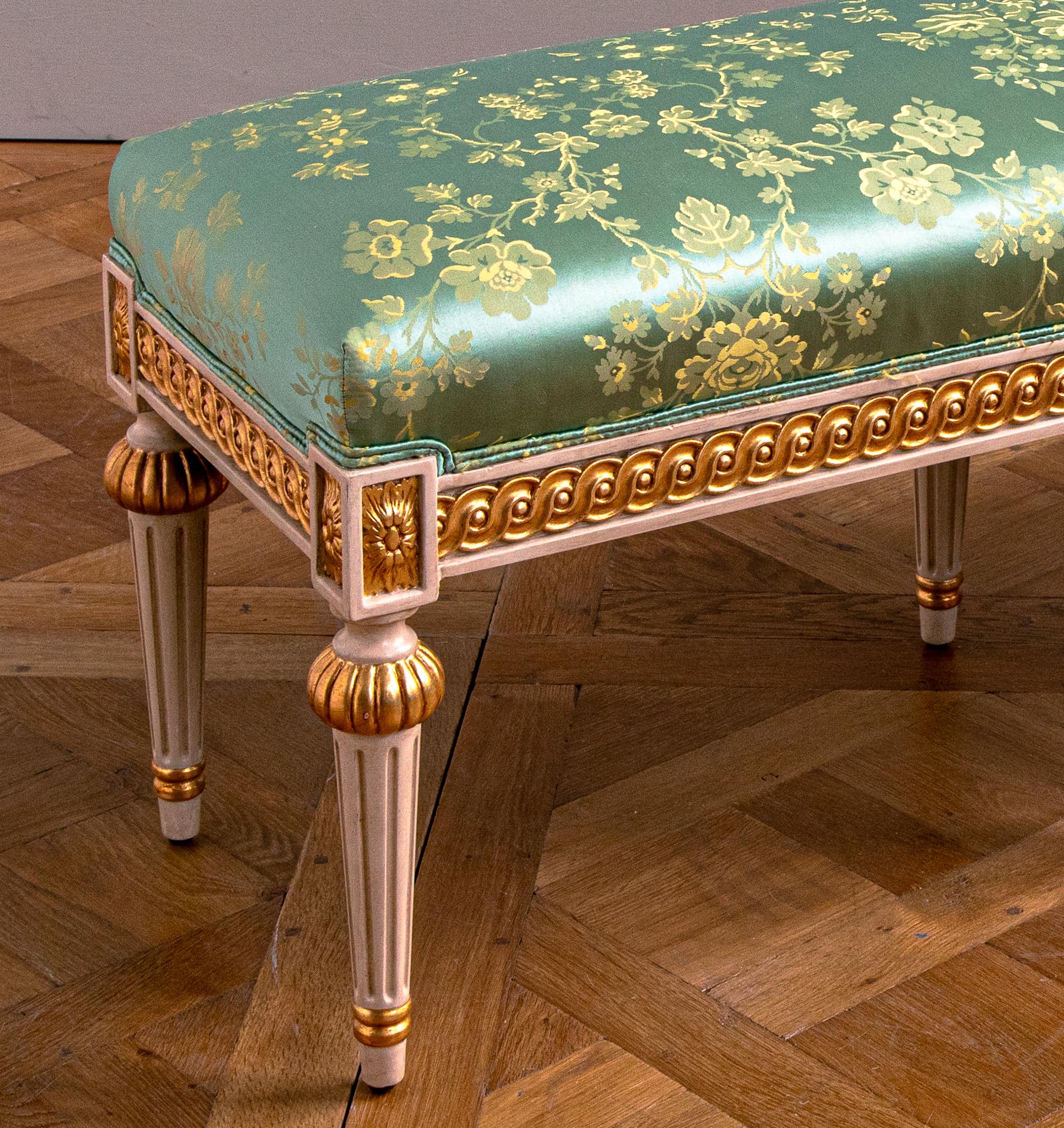 Banco de estilo Luis XVI policromado y dorado Parcela fabricado por La Maison London Británico en venta