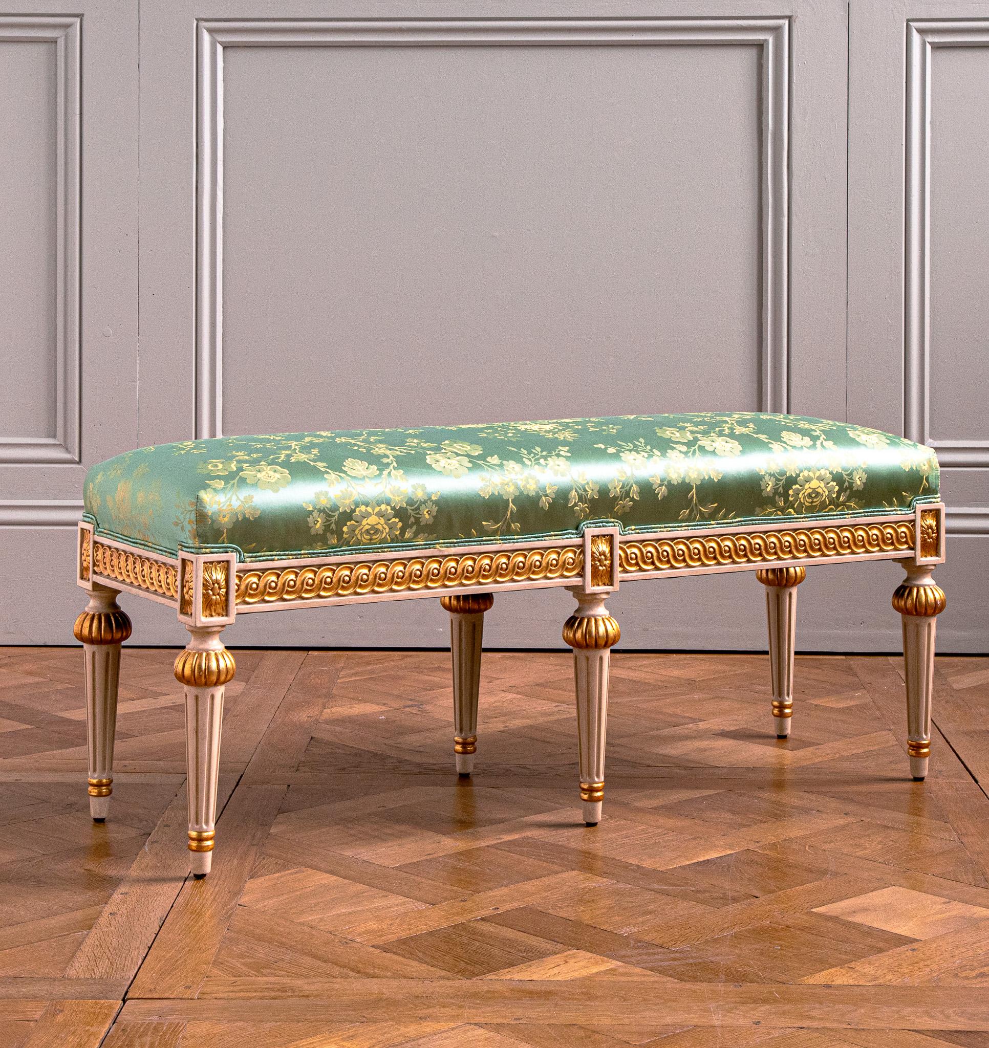 Banco de estilo Luis XVI policromado y dorado Parcela fabricado por La Maison London Tallado a mano en venta