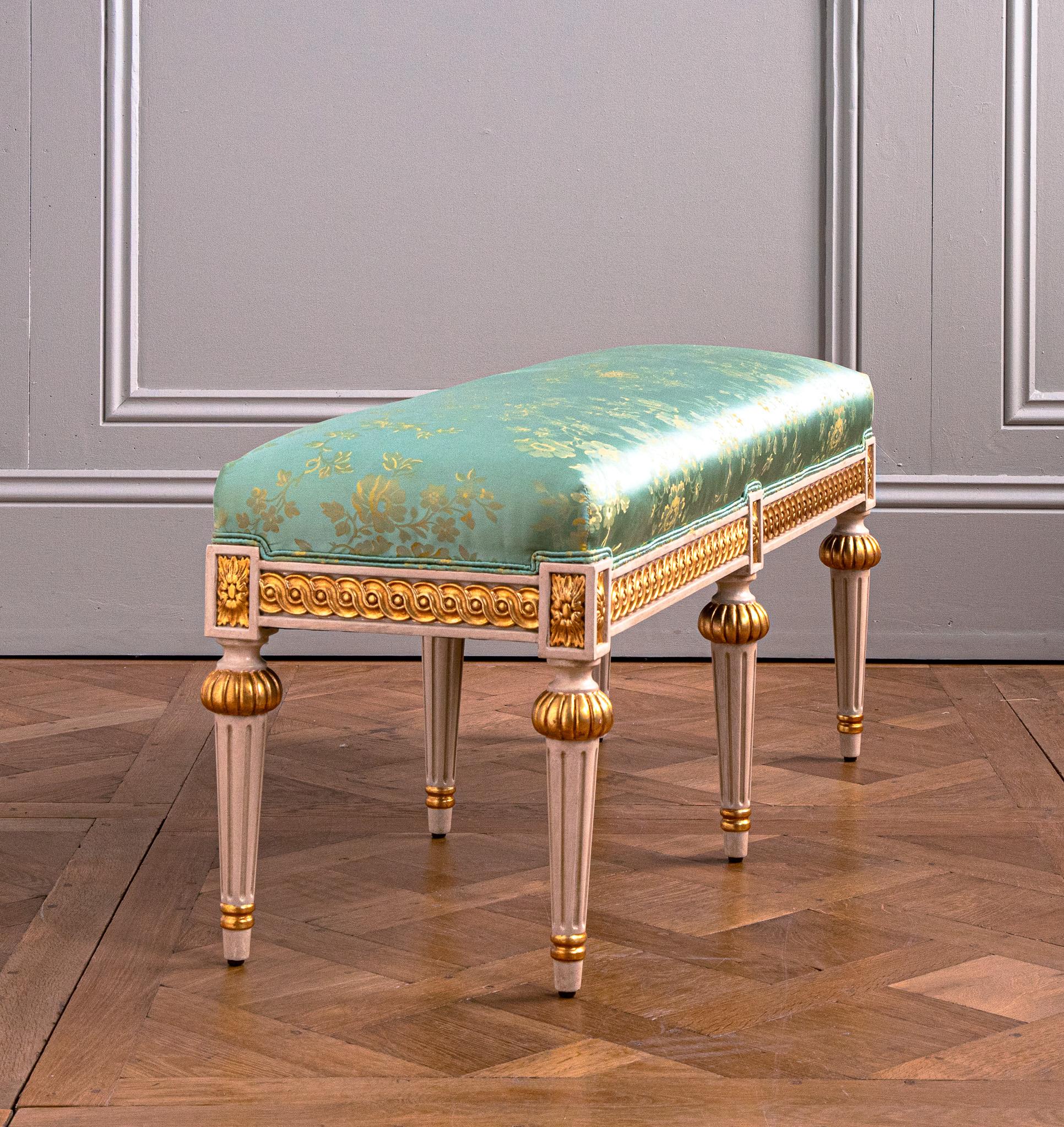 Banco de estilo Luis XVI policromado y dorado Parcela fabricado por La Maison London Siglo XXI y contemporáneo en venta