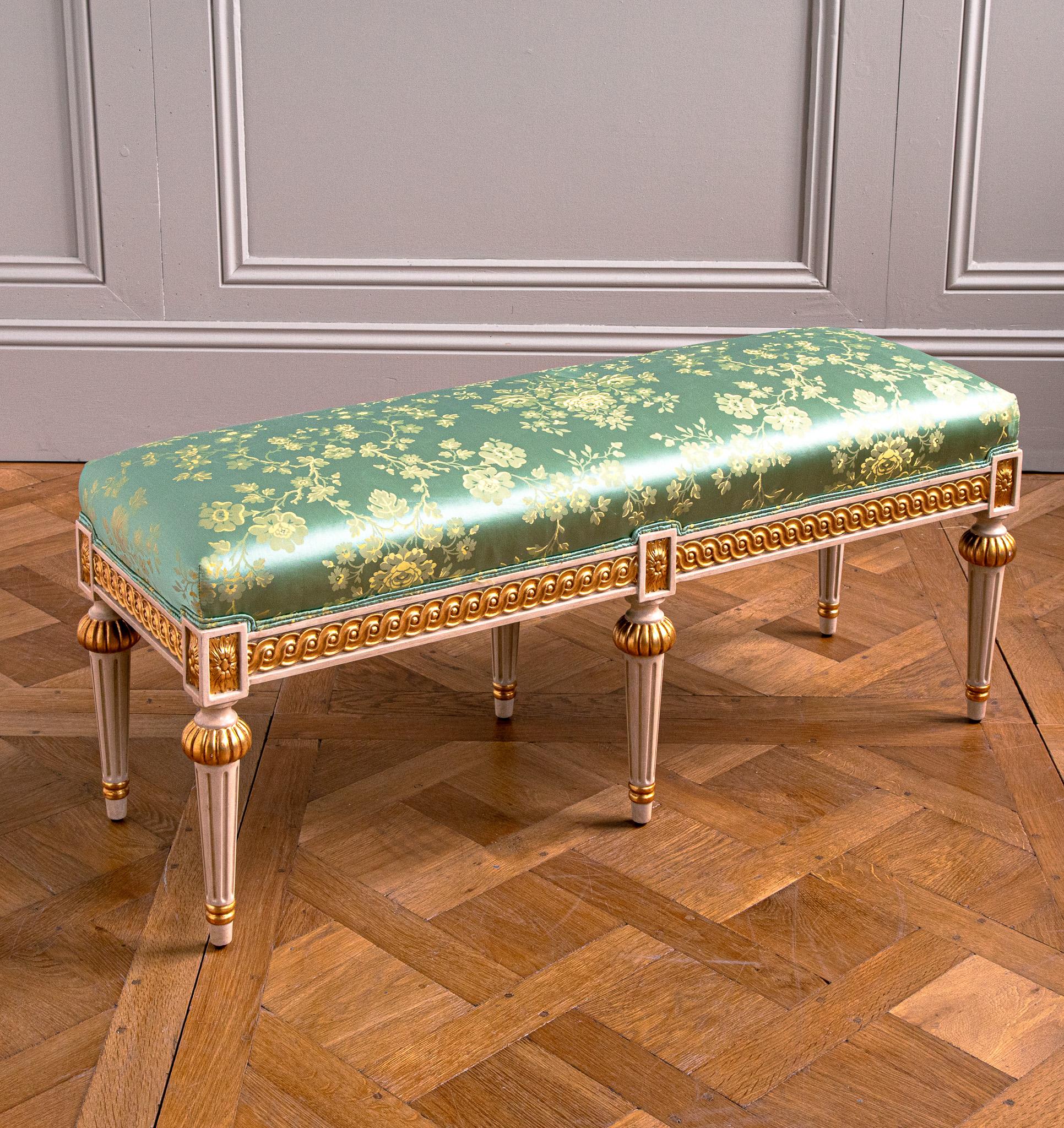 Banco de estilo Luis XVI policromado y dorado Parcela fabricado por La Maison London Tapicería en venta
