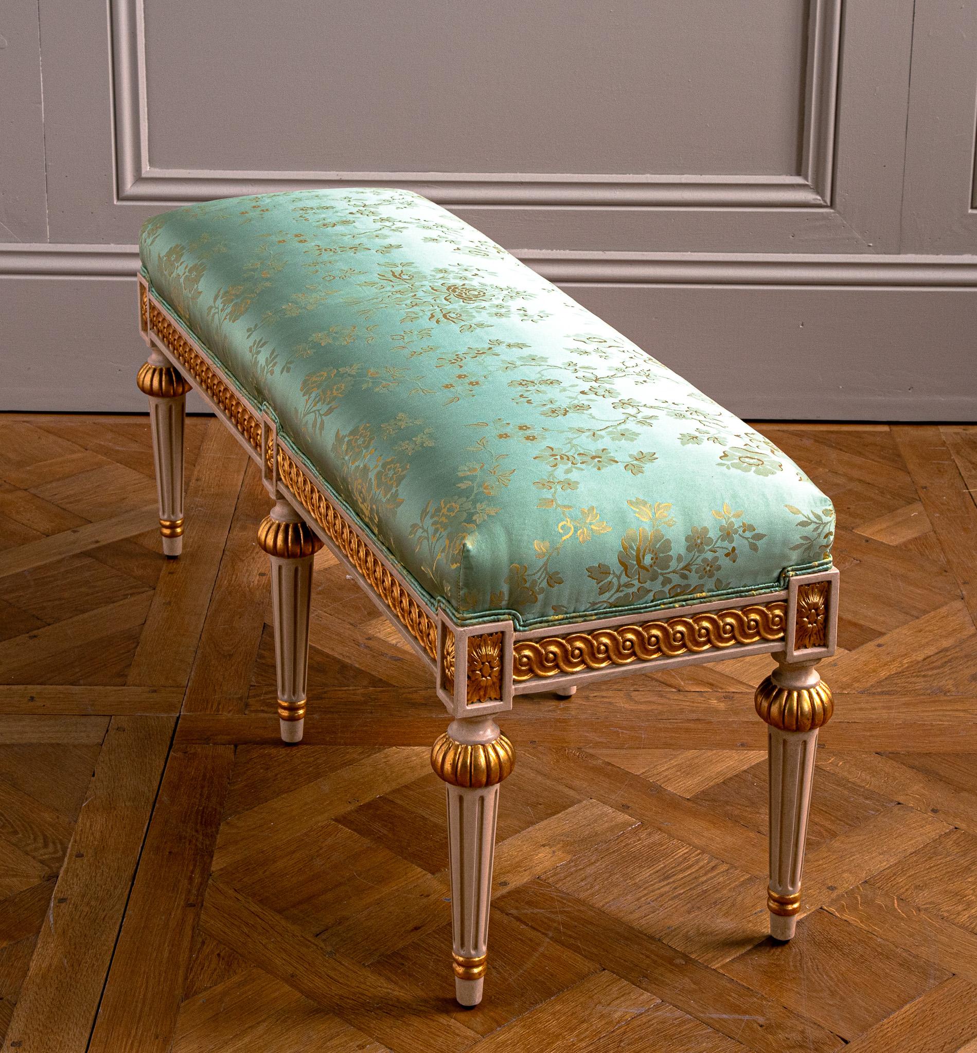 Banco de estilo Luis XVI policromado y dorado Parcela fabricado por La Maison London en venta 1