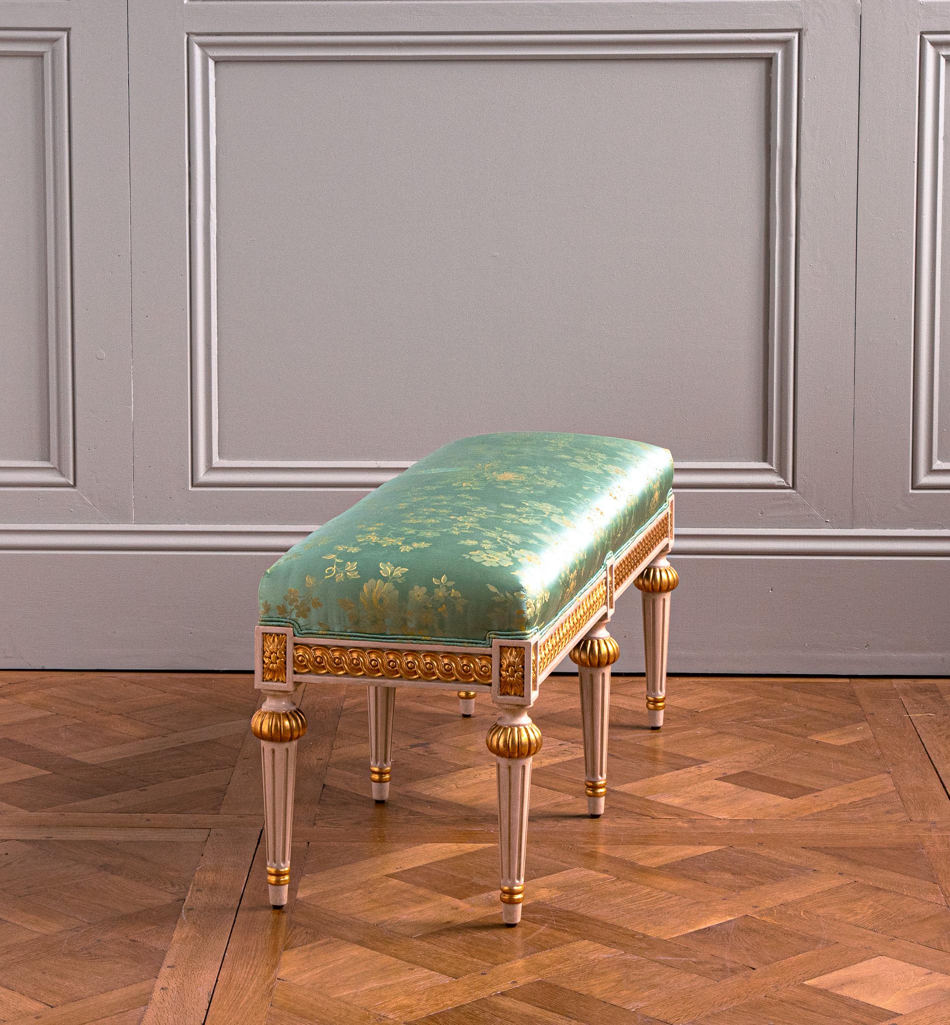 Banco de estilo Luis XVI policromado y dorado Parcela fabricado por La Maison London en venta 2
