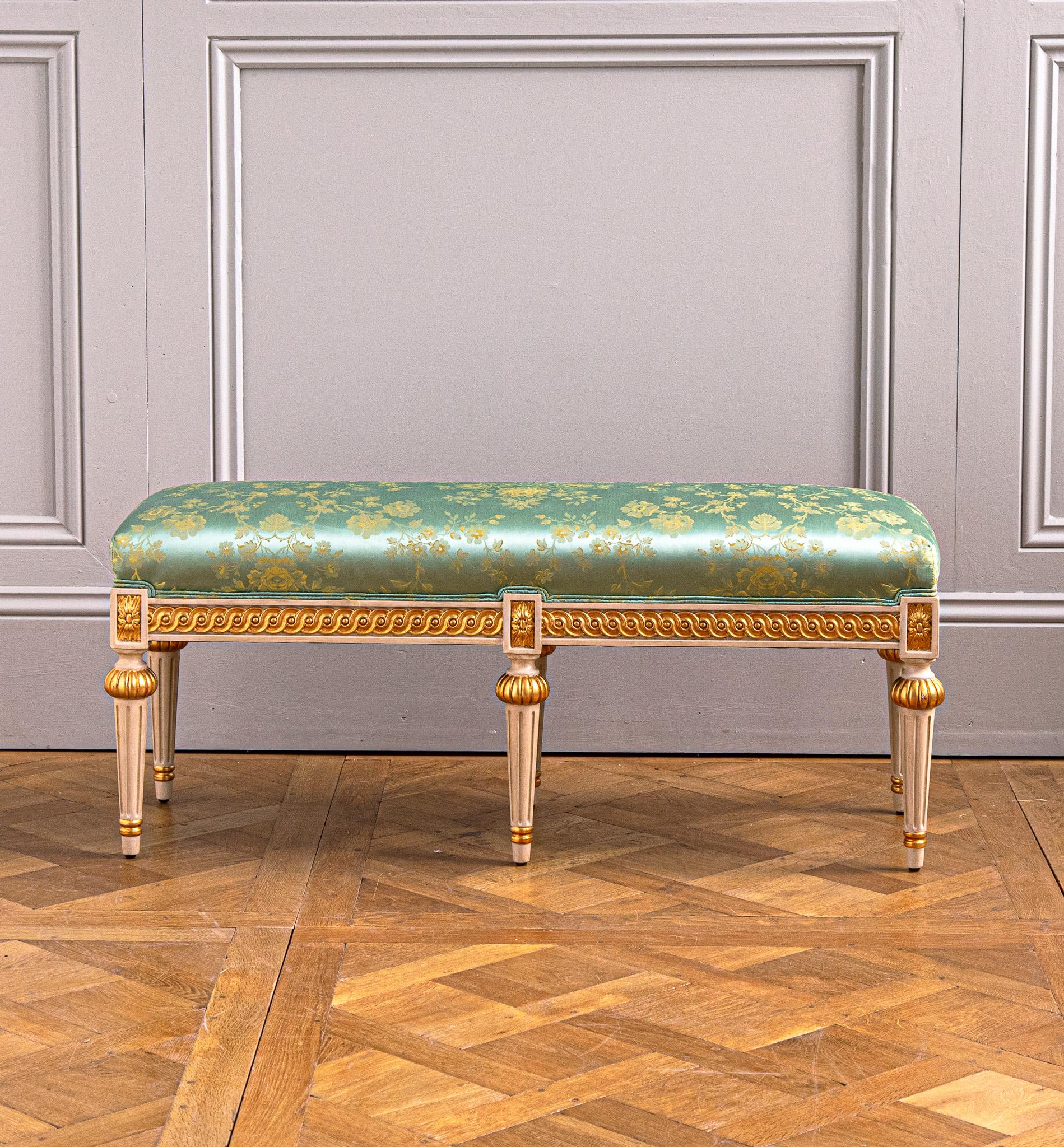 Banco de estilo Luis XVI policromado y dorado Parcela fabricado por La Maison London en venta 3