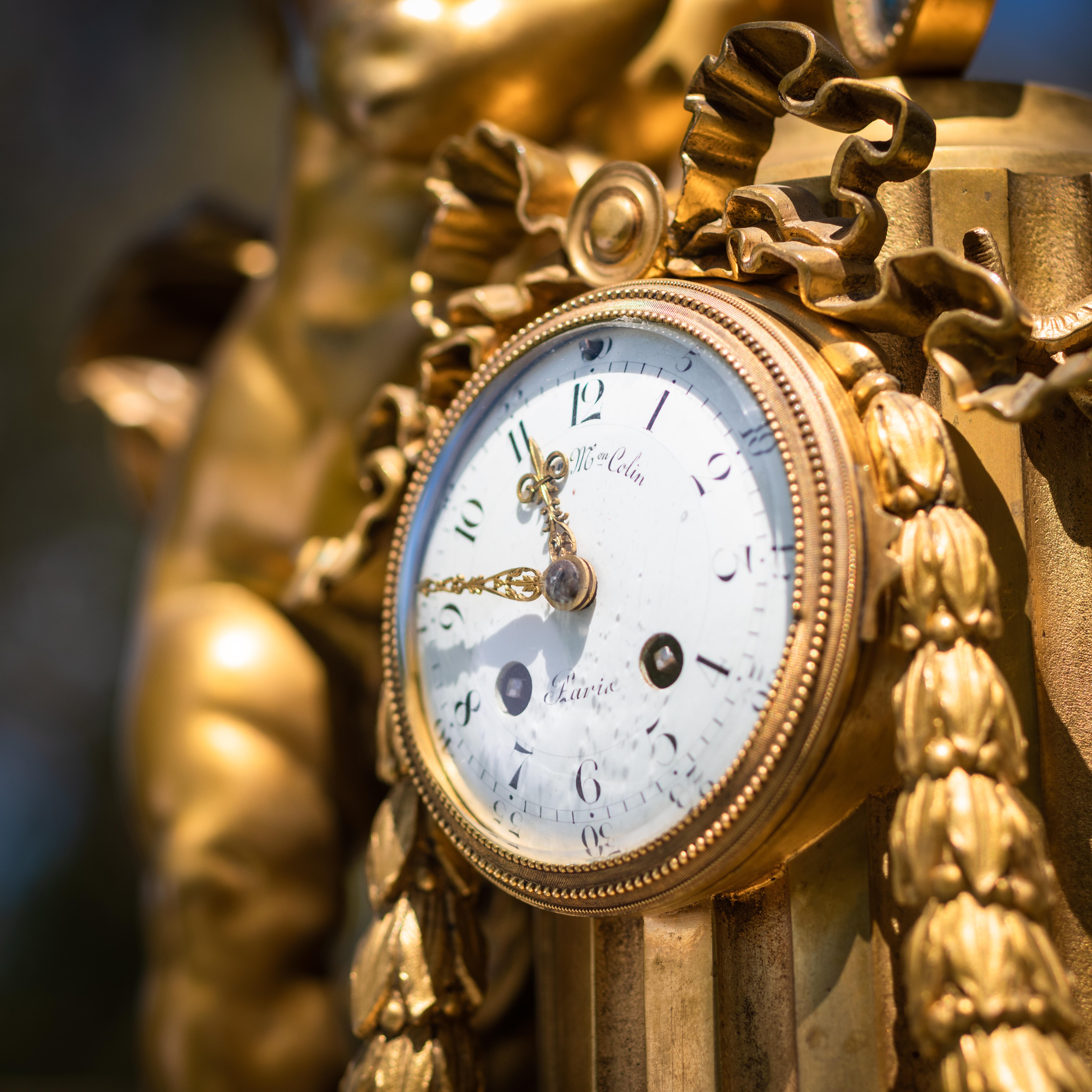 XIXe siècle Horloge figurative de style Louis XVI montée sur porcelaine, allégorique des arts en vente