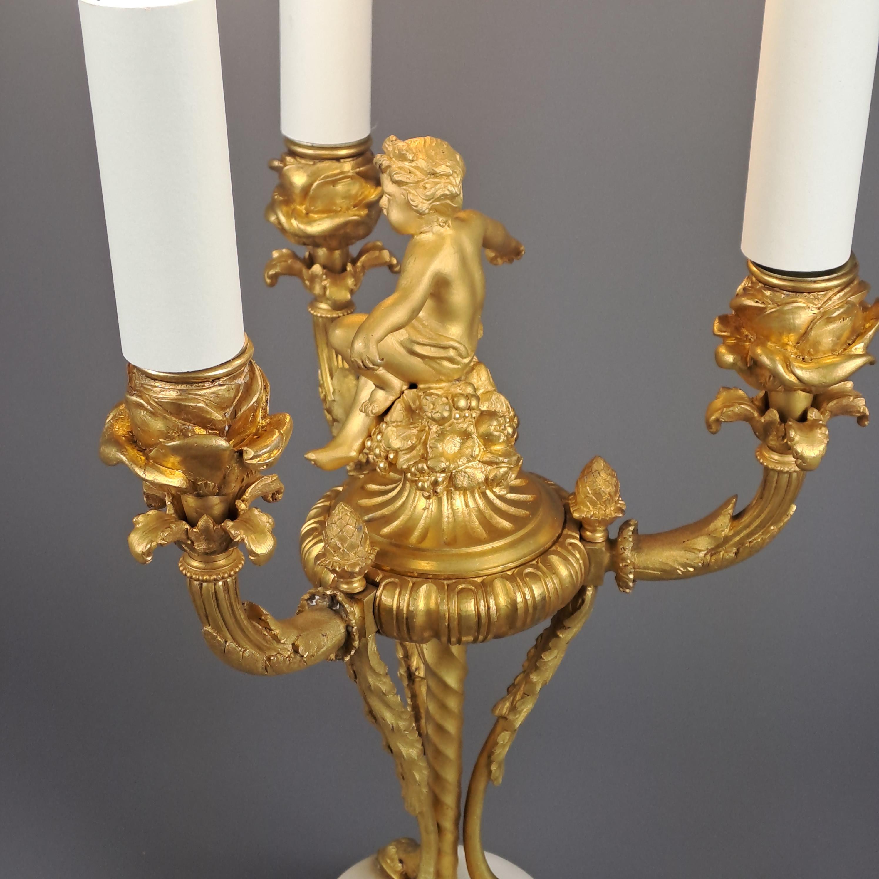 XIXe siècle Bougeoir Putti de style Louis XVI en bronze doré et monté comme une lampe en vente